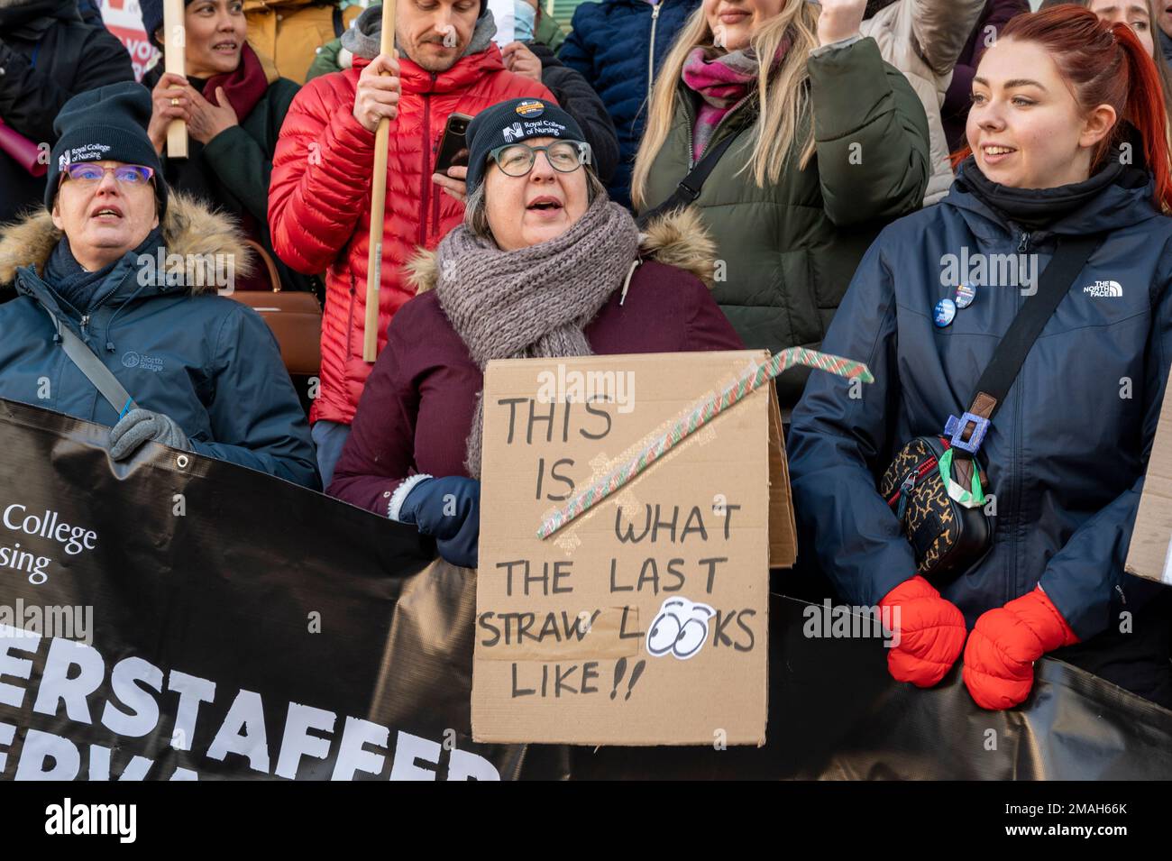 Infirmières hors de l'UCH Hospital, Londres frappant pour plus de salaire et de personnel amélioré avec des pancartes 'c'est à quoi ressemble la dernière paille'. Banque D'Images