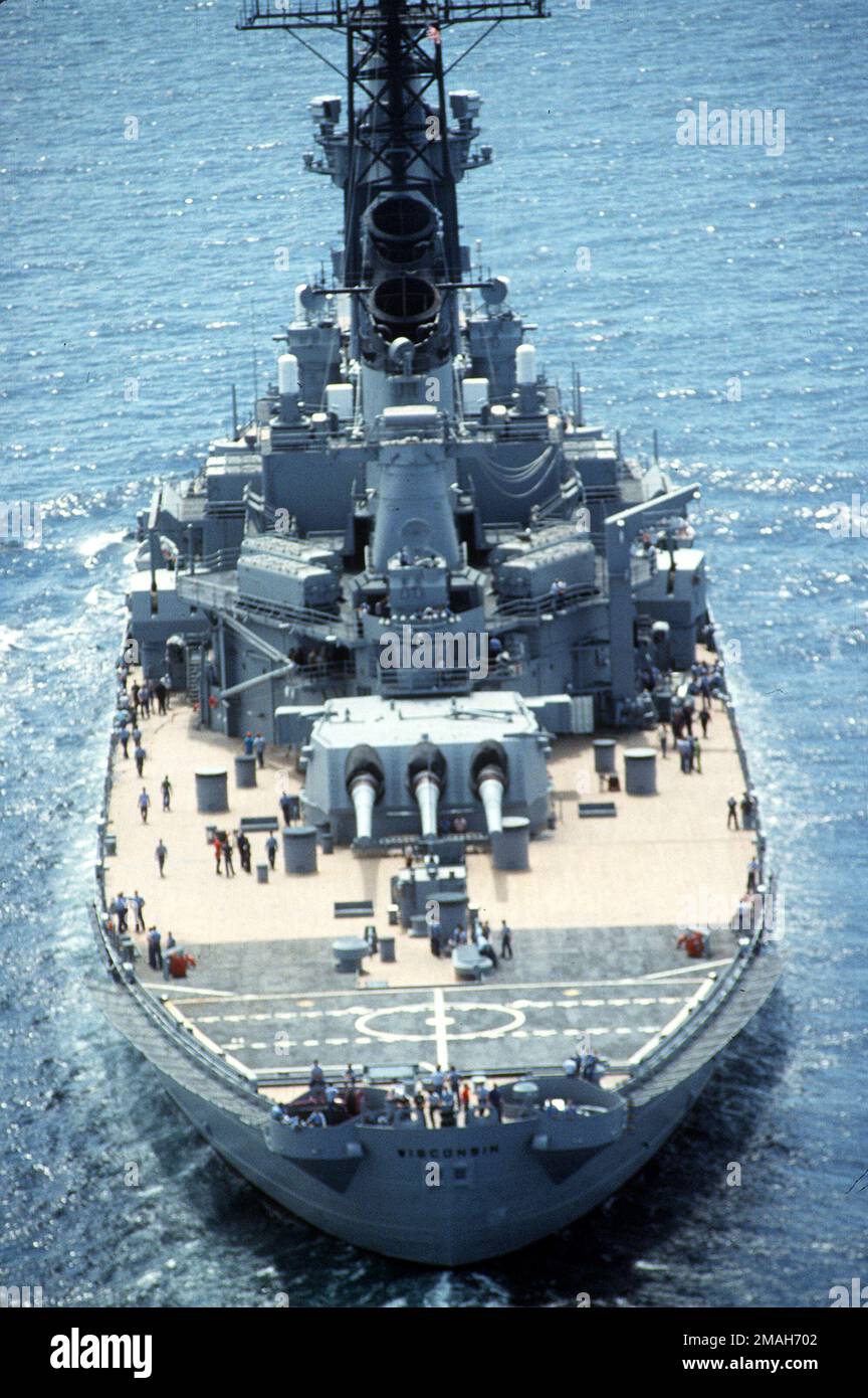 Une vue à l'arrière du cuirassé WISCONSIN (BB-64) en cours pendant les essais en mer. Pays : inconnu Banque D'Images