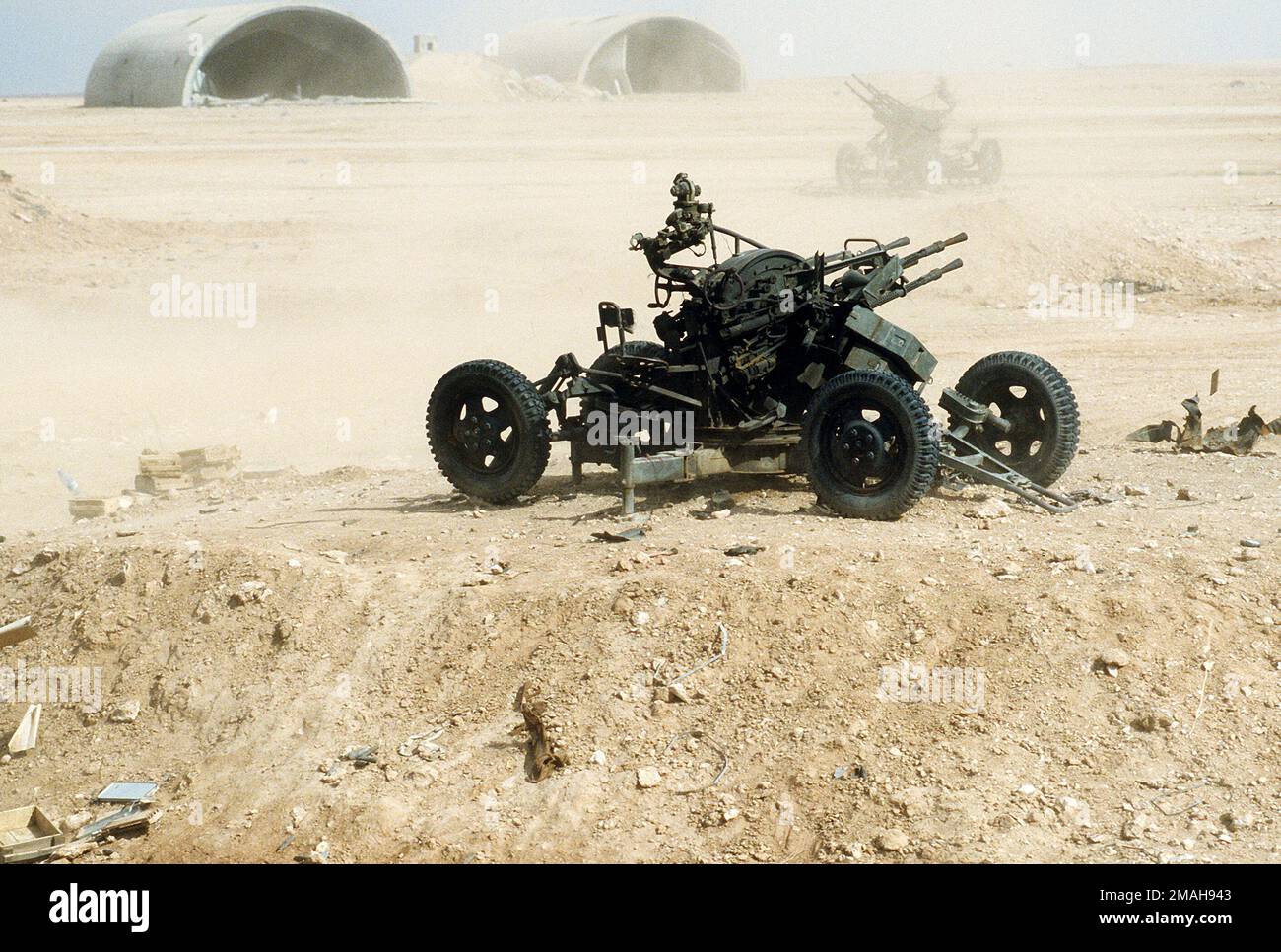 Une arme anti-aérienne ZPU-4 14,5mm de fabrication soviétique est  abandonnée à la base aérienne d'Al-Salman à la suite de l'opération tempête  du désert. Objet opération/série: BASE DE TEMPÊTE DU DÉSERT: Base aérienne