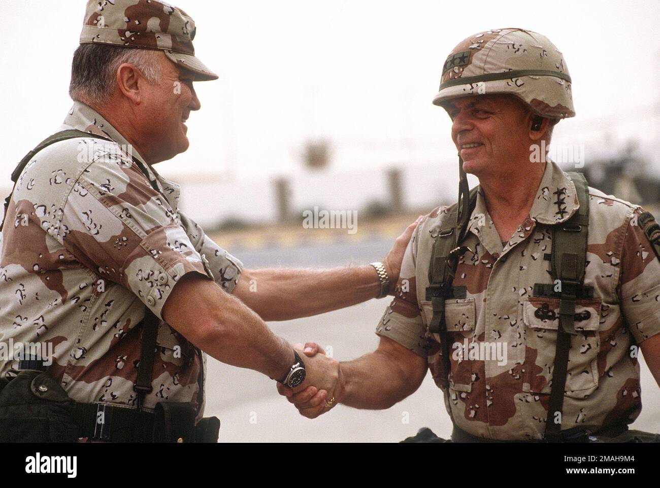 GÉN. Norman Schwarzkopf, commandant en chef, États-Unis Central Command et LT. GÉN. Gary Luck, commandant du XVIII Airborne corps, se secoue alors que Schwarzkopf part après une visite de la base d'opérations du corps à l'aéroport de Rahfa. Schwarzkopf visite la région à la suite de l'opération tempête du désert. Objet opération/série : TEMPÊTE DANS LE DÉSERT pays : Arabie saoudite (SAU) Banque D'Images