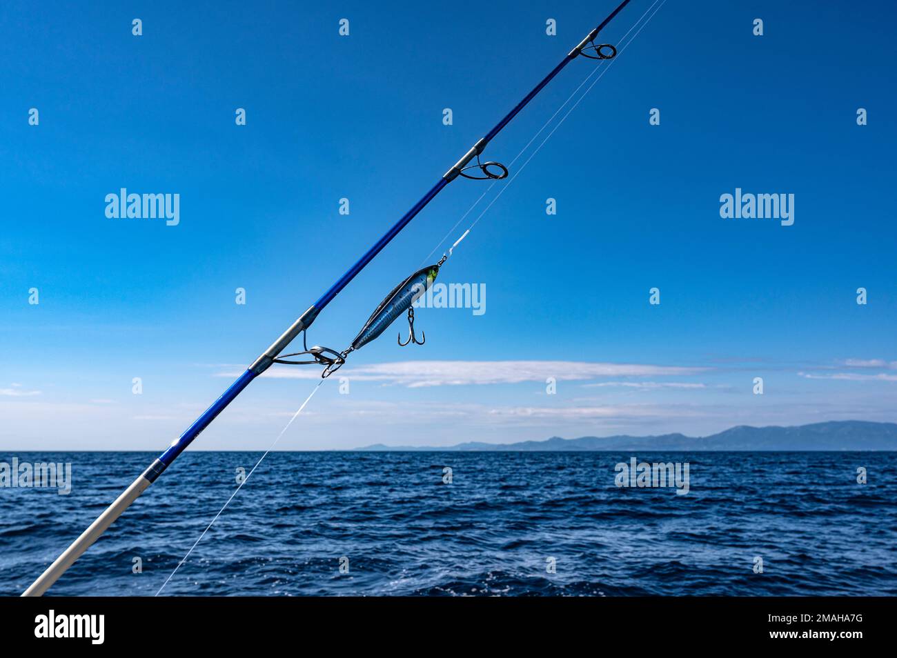 Canne à pêche avec crochet à poisson, avec vue sur les montagnes des Albères des Pyrénées, bordant la côte méditerranéenne, Banque D'Images
