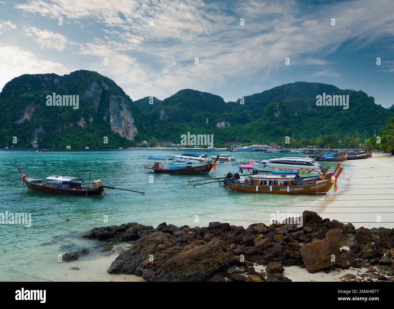 Phi Phi Island, Krabi, Thaïlande. 2 décembre 2022. La célèbre plage ton Sai. Bateaux d'excursion traditionnels sur la plage. Les meilleures îles touristiques de Thaïlande Banque D'Images