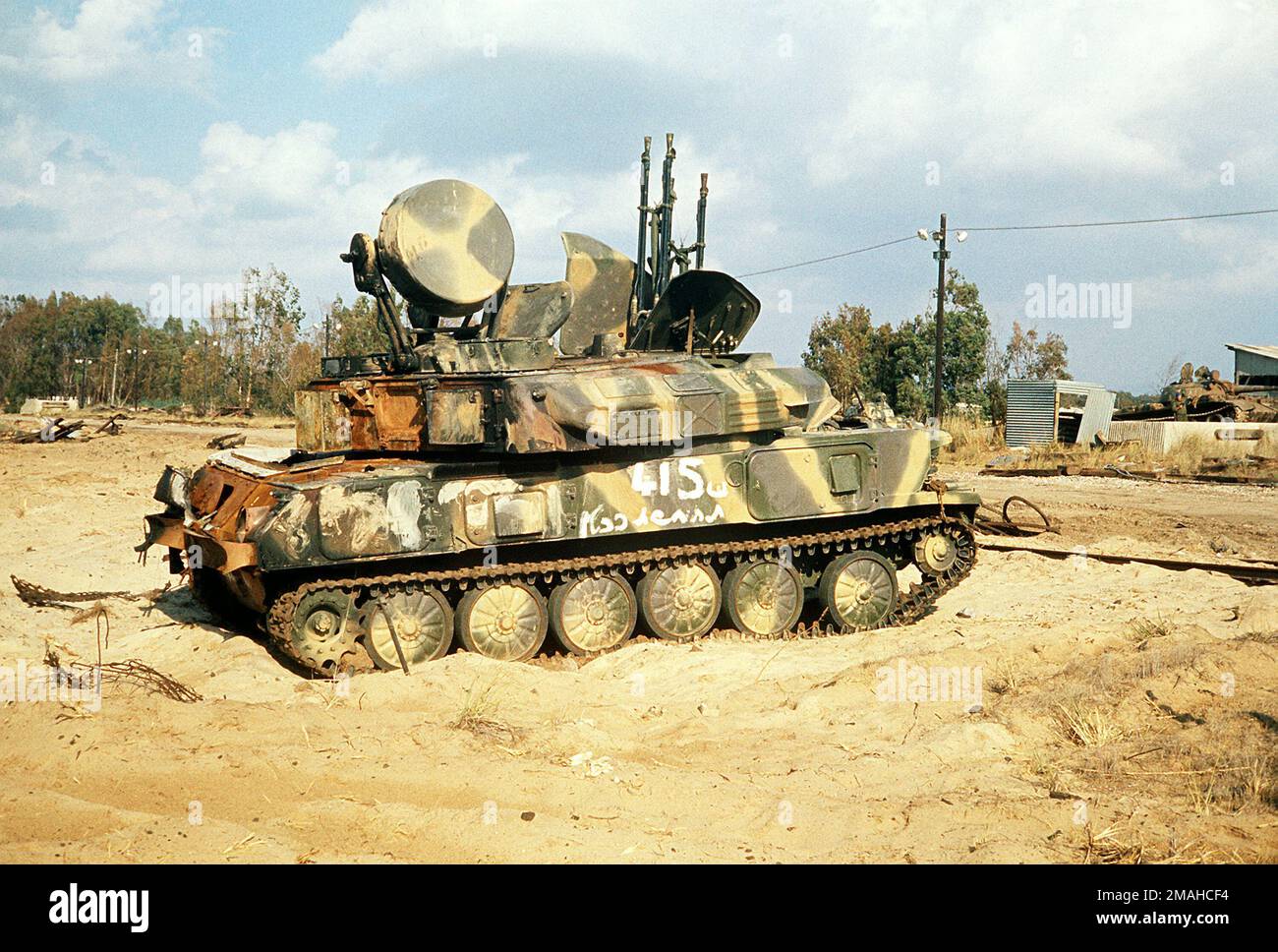 Vue arrière droite d'un pistolet anti-avion ZSU-23-4 quad 23mm autopropulsé de construction soviétique. Un scanner radar est monté sur la tourelle. Pays : inconnu Banque D'Images Vue arrière droite d'un pistolet anti-avion ZSU-23-4 quad 23mm autopropulsé de construction soviétique. Un scanner radar est monté sur la tourelle. Pays : inconnu Banque D'Images