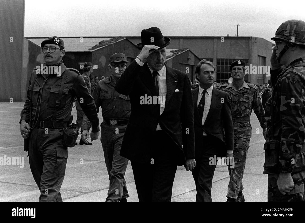 Secrétaire général de l'OTAN, M. J.M.A.H. LUNs, tire son chapeau comme un examen de la batterie de quartier général, 8th Division d'infanterie, a lieu pendant les cérémonies d'ouverture de Reforger '83. Derrière lui se trouve le Commandant suprême des forces alliées en Europe, GEN. Bernard Rogers. Objet opération/série: REFORGER '83 base: Ramstein Air base État: Rheinland-Pfalz pays: Allemagne / Allemagne (DEU) Banque D'Images