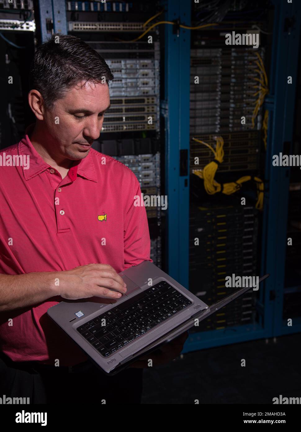 220525-N-GB257-001 BEAUFORT, L.C. (25 mai 2022) Craig Alan McClanahan, scientifique en chef pour l’équipe des technologies émergentes du Centre de guerre de l’information navale de l’Atlantique, a reçu le prix Dr Delores M. Etter Top scientifiques et ingénieurs de la catégorie « Ingénieur individuel » 16 juin au Pentagone. Banque D'Images