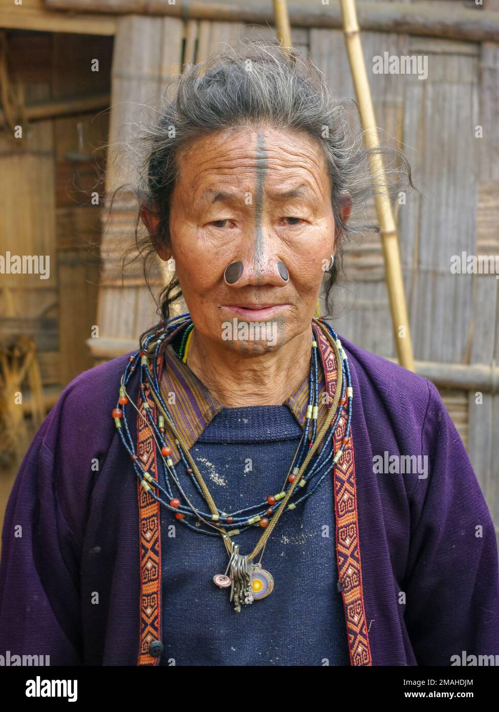 Ziro, Arunachal Pradesh, Inde - 02 24 2009 : Portrait de la vieille femme tribale d'Apatani avec tatouage facial traditionnel et prises de nez portant une robe typique Banque D'Images
