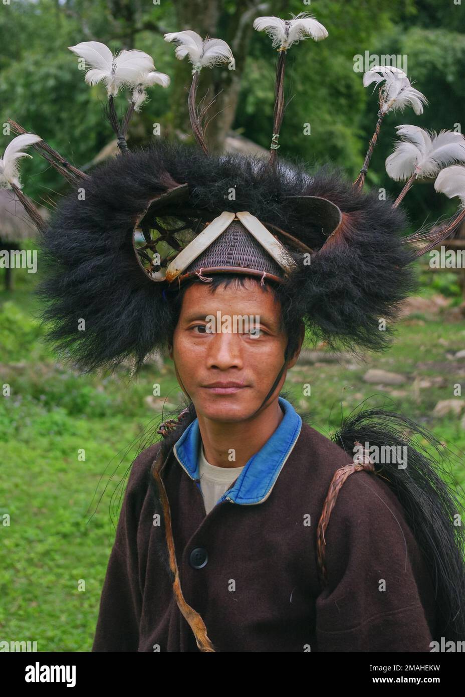 West Siang, Arunachal Pradesh, Inde - 03 06 2014 : Portrait extérieur de l'homme de la tribu Adi Minyong portant l'adresse traditionnelle du guerrier Banque D'Images