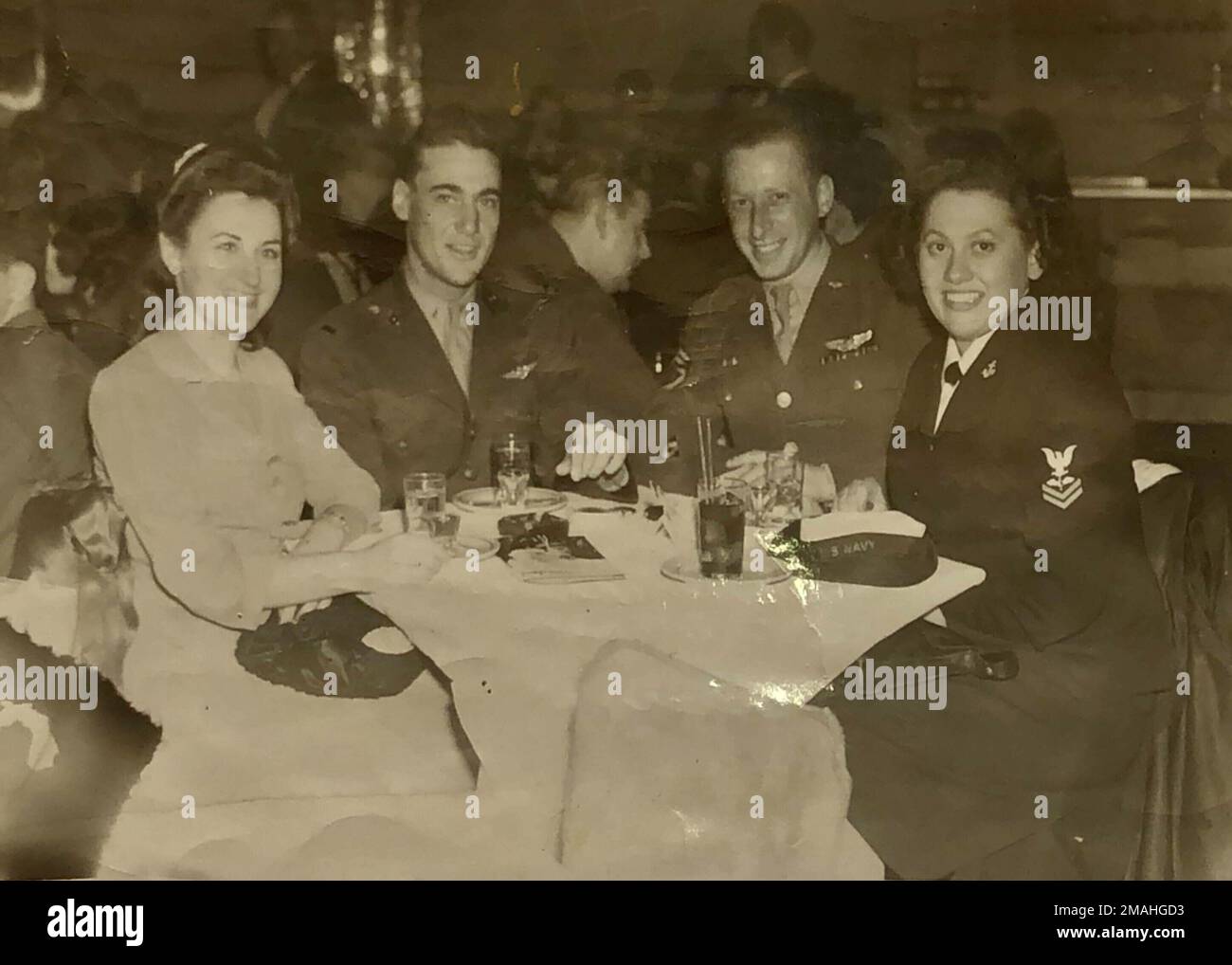 NEW YORK — des marins du Fleet Weather Center - Norfolk ont rencontré Lucille Posner, ancien partenaire d’Aerographe de deuxième classe, qui a servi dans la Marine pendant la Seconde Guerre mondiale. En août 1943, elle a participé au camp de démarrage de l'ancien campus du Hunter College (qui est maintenant le Bronx Community College, tous deux membres de la City University of New York). Pendant son service, elle a pris des lectures météorologiques et a travaillé en étroite collaboration avec la tour aérienne de janvier à avril 1944. Le Commandement de la météorologie navale et de l'océanographie dirige et supervise plus de 2 500 militaires et civils répartis dans le monde qui collectent, traitent et e Banque D'Images