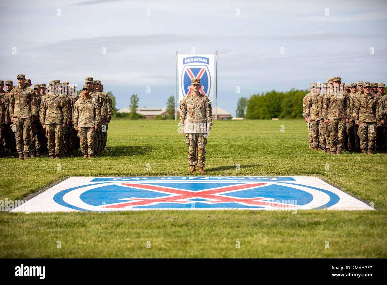 Les soldats de la 10th Mountain Division reçoivent leur badge d'expert Infantryman, leur badge d'expert Soldier ou leur badge d'expert médical de terrain lors d'une cérémonie de remise de prix au Sexton Field sur fort Drum, New York, 26 mai 2022. Banque D'Images