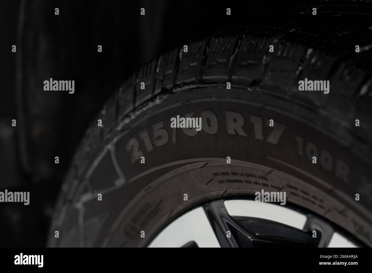Vue rapprochée du pneu avec indication de largeur, de hauteur et de ...