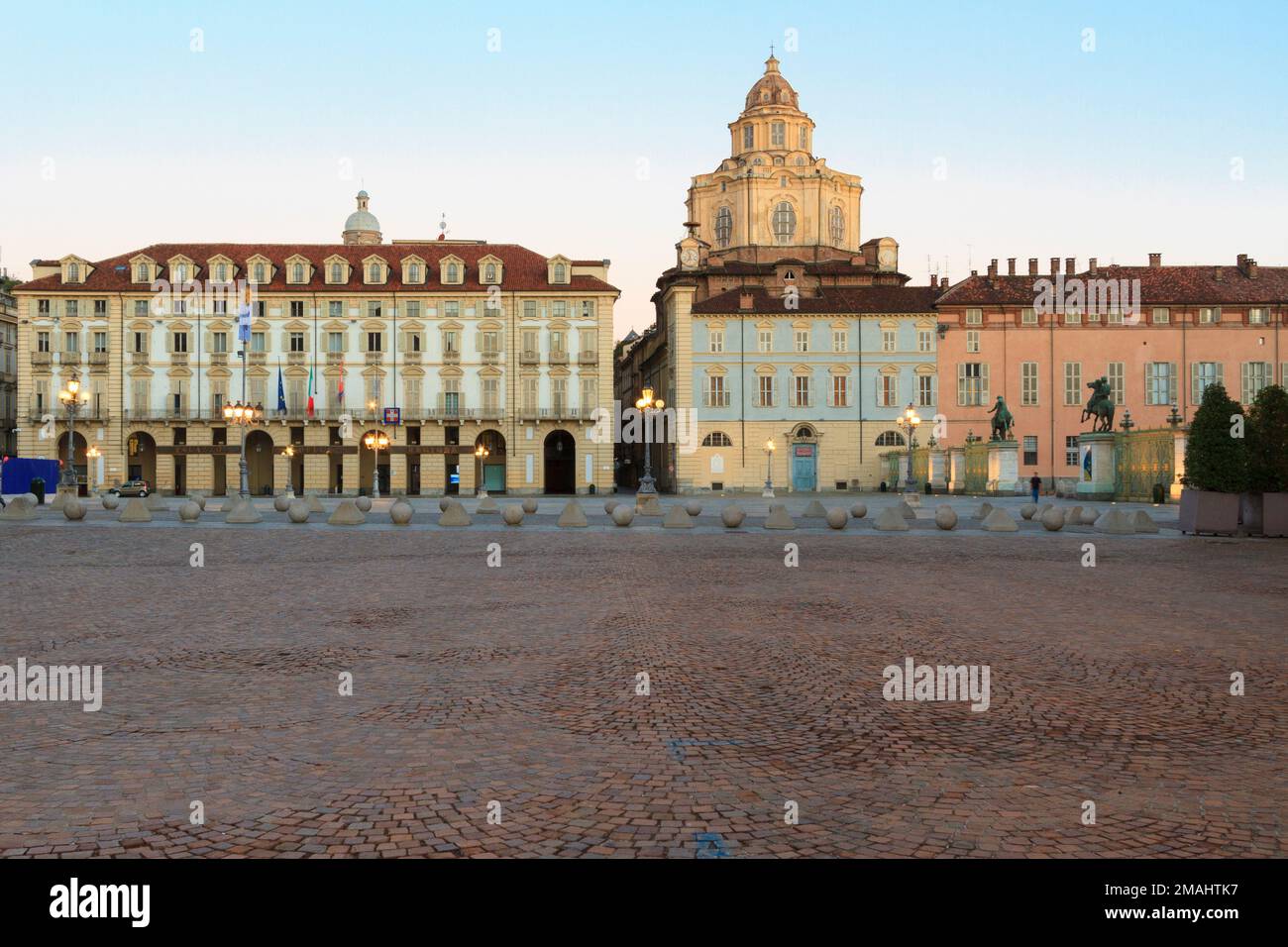 Bâtiments anciens avec portiques et église San Lorenzo (église royale de Saint-Laurent) sur la Piazza Castello, Turin, Italie. Banque D'Images