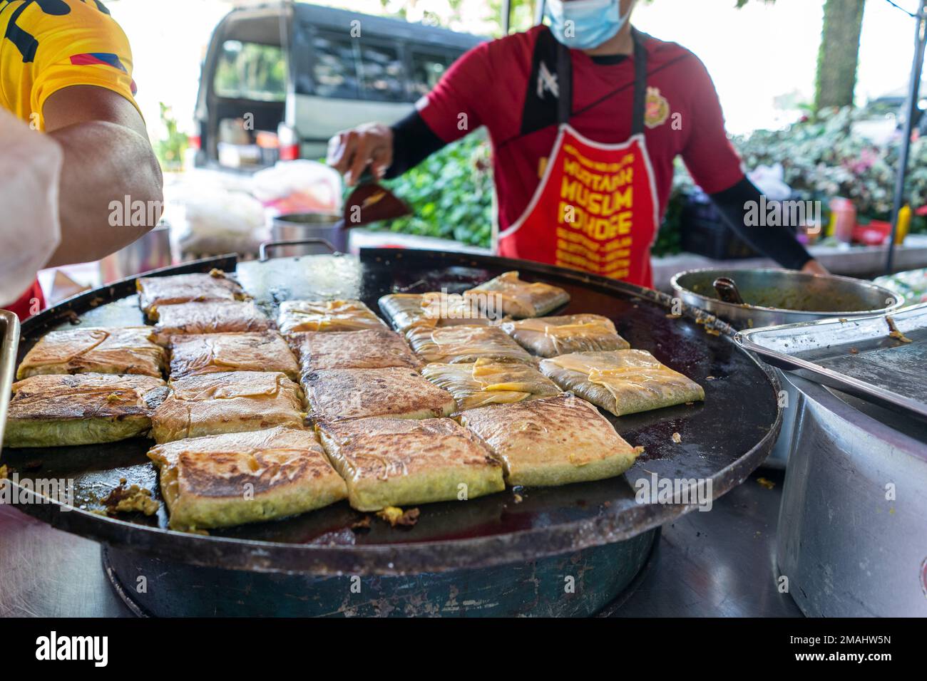 Kuala Lumpur, Malaisie - 16 décembre 2022 - Street Food stall vendant murtabak, une crêpe farcie Banque D'Images