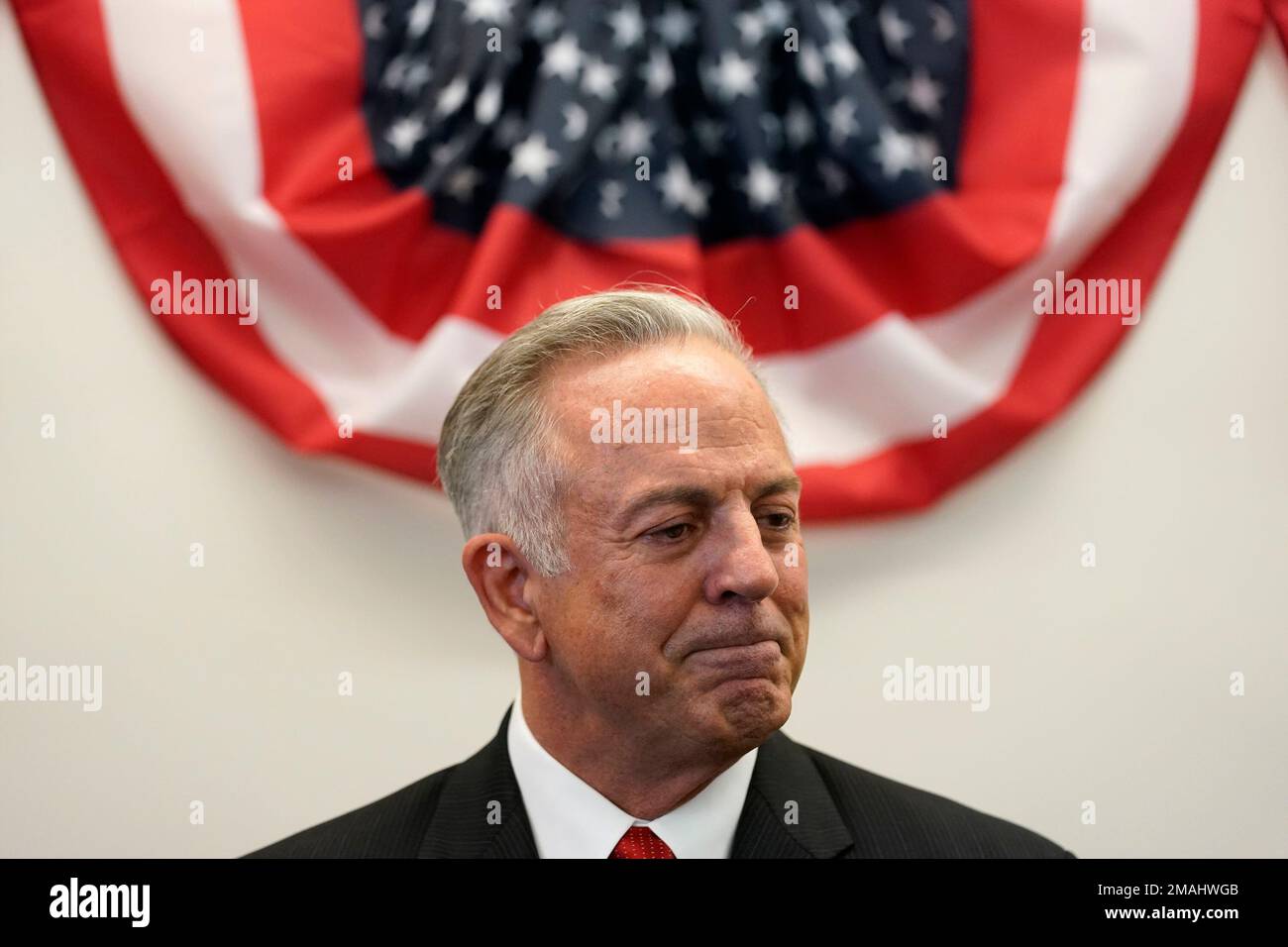 FILE - Clark County Sheriff Joe Lombardo speaks with journalists at a news conference announcing his candidacy for governor of Nevada, on June 28, 2021, in Las Vegas. Las Vegas-based hotel magnate and longtime UFO researcher Robert Bigelow has donated, through his owned companies, a total of $5.7 million to Lombardo’s campaign or PACs supporting his campaign this election cycle.(AP Photo/John Locher, File) Banque D'Images