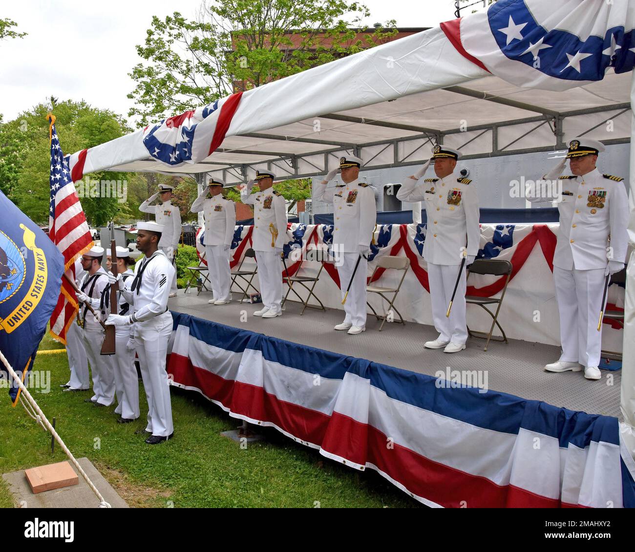 KITTERY, MOI. 27 mai 2022, chantier naval de Portsmouth : USS Texas (SSN 775) cérémonie de passation de commandement a eu lieu au chantier naval où Cmdr. Kenneth Cooke a été soulagé par Cmdr. K. Chad se mêlent comme commandant, Texas. Le parti officiel salue comme la clinique de santé de la branche navale-Portsmouth Garde d'honneur présente les couleurs. Banque D'Images