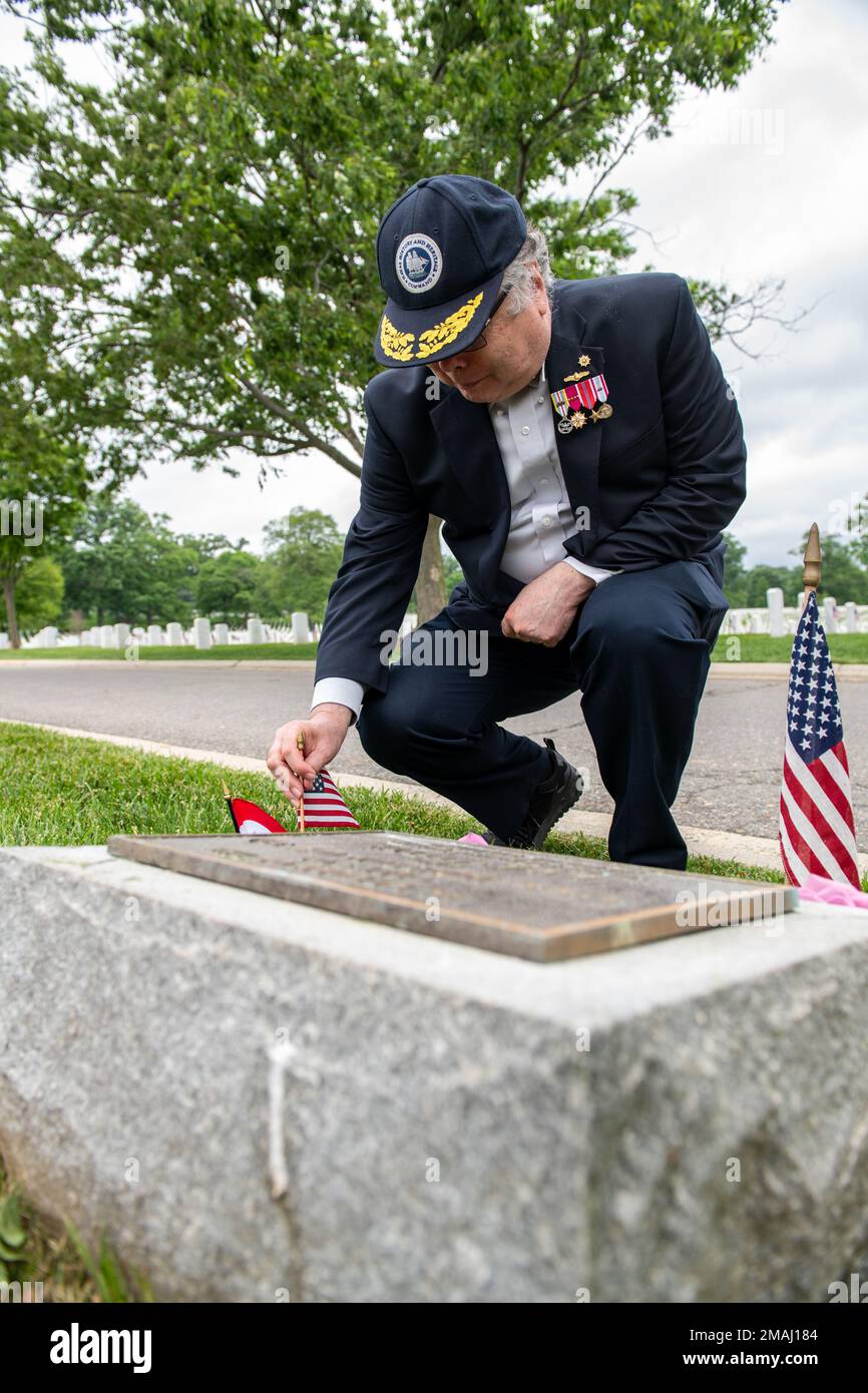 Samuel J. Cox, directeur du Commandement de l'histoire navale et du patrimoine (NHHC), amiral arrière de la Marine à la retraite, rend hommage au site commémoratif de l'USS Houston (CA 30) et du HMAS Perth (D 29) au cimetière national d'Arlington. En collaboration avec la fin de semaine du jour du souvenir, le NHHC et ses partenaires ont visité le site commémoratif de Houston et de Perth pour rendre hommage à l'héritage des deux navires. Houston et Perth restent actuellement en mer après leur défaite au combat lors de la bataille du détroit de Sunda de la Seconde Guerre mondiale en 1942. Près des trois quarts des 1 093 membres d’équipage de Houston ont péri en mer et les survivants ont été capturés comme prisonniers de guerre. Banque D'Images