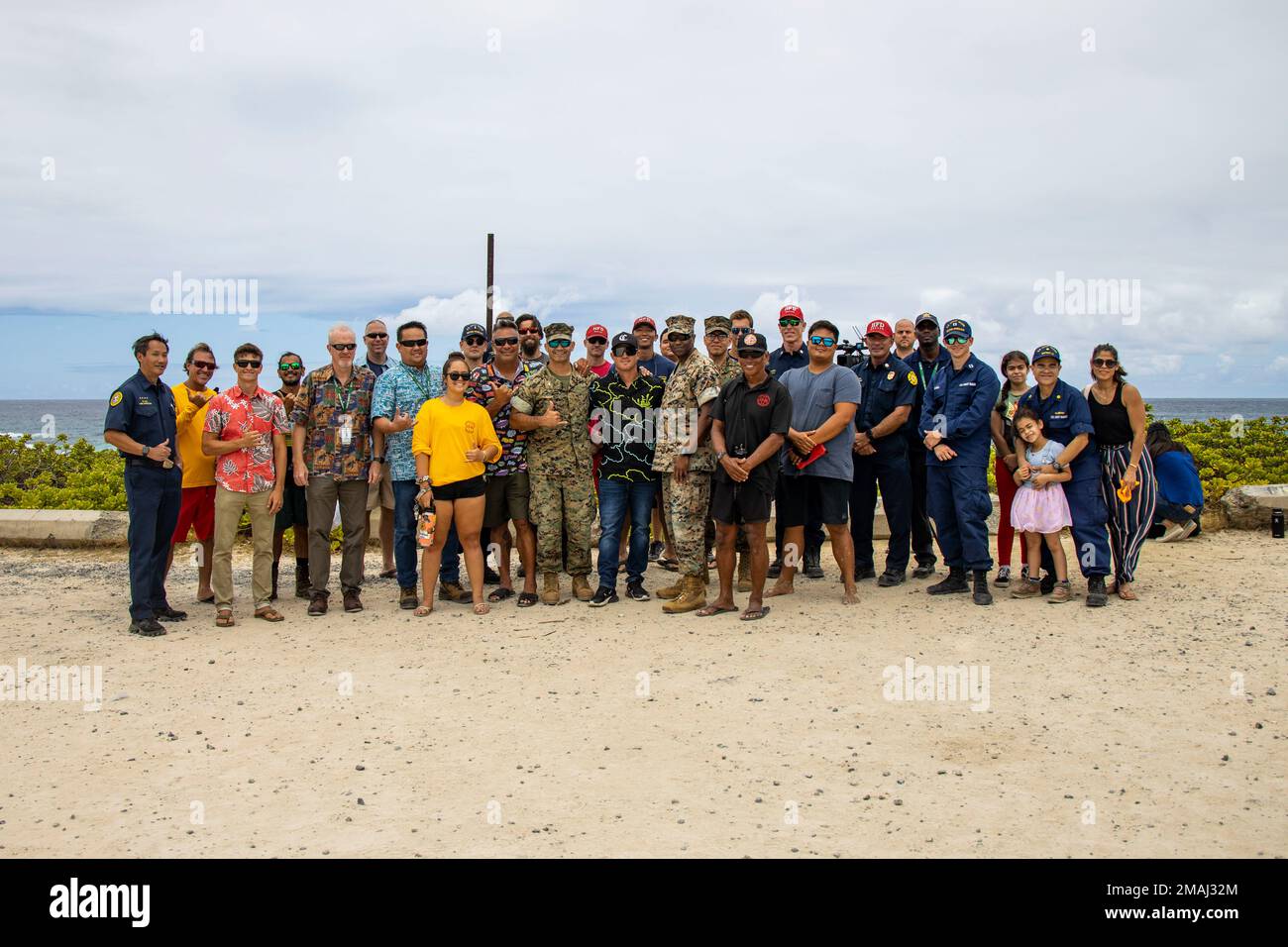 Les dirigeants et les membres de la communauté de la base du corps maritime d'Hawaï posent pour une photo lors de l'exposition sur la sécurité nautique de la McBH, Pyramid Rock Beach, McBH, 27 mai 2022. L'exposition sur la sécurité de l'eau a eu lieu dans le but d'éduquer les clients de la MCCBH sur la sécurité de l'eau, afin de prévenir les accidents récréatifs et de promouvoir la résilience. Banque D'Images