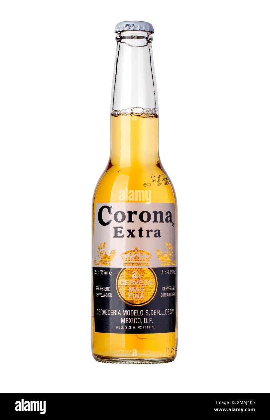 CHISINAU, MOLDAVIE - 04 janvier 2016: Photo d'une bouteille de Corona Extra Beer. Corona, produit par Grupo Modelo avec Anheuser Busch InBev, est le plus important Banque D'Images