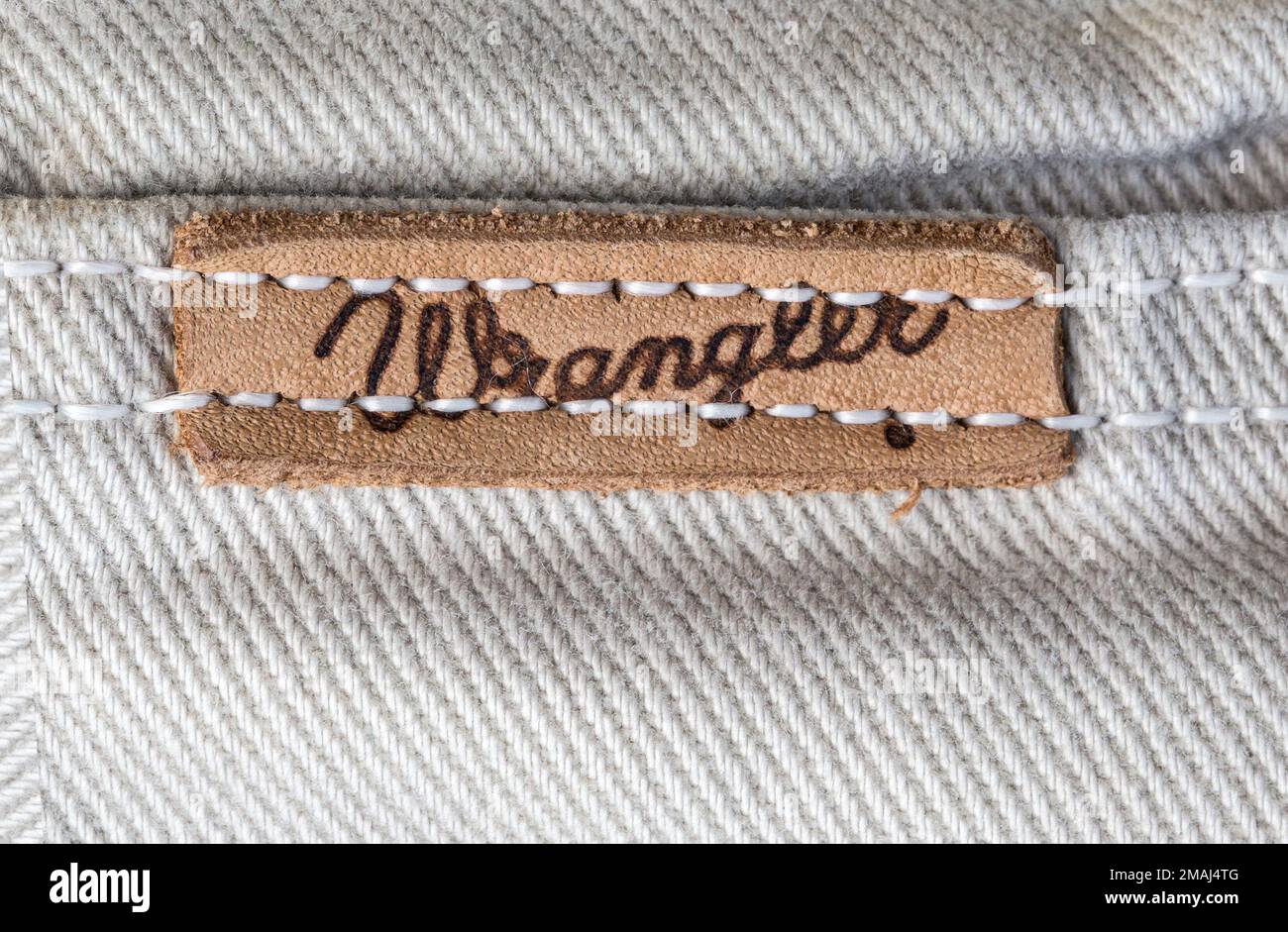 Chisinau, Moldova - 19 août 2016: Gros plan de l'étiquette Wrangler sur les jeans blancs. Wrangler est un fabricant américain de jeans. Son siège est à Gree Banque D'Images
