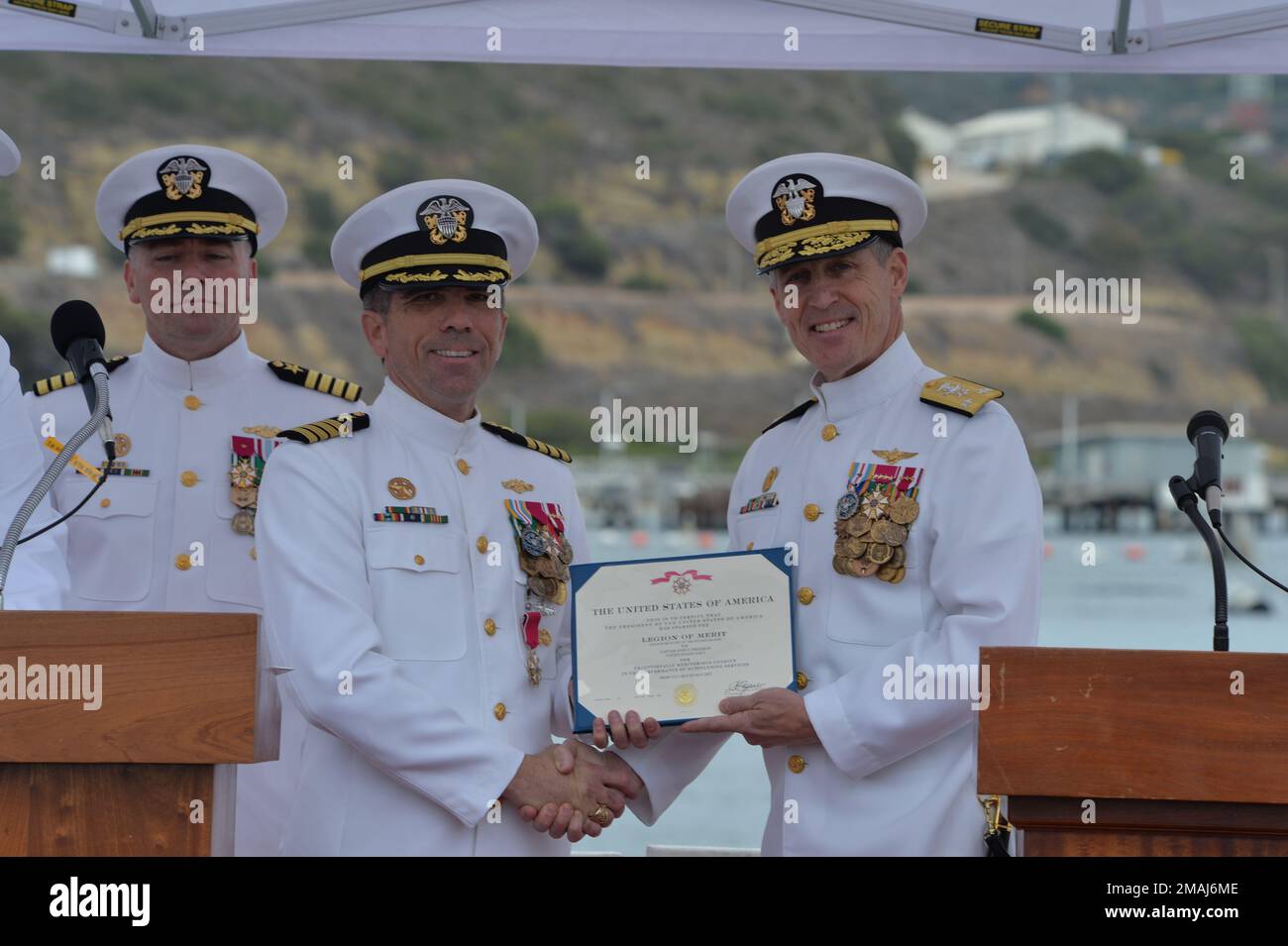 Stephen Koehler, commandant de la troisième flotte, à droite, vice-SMA de San Diego (27 mai 2022), remet un prix de fin de tournée au capitaine Patrick Friedman lors de la cérémonie de passation de commandement 11 du commandant de l'escadron sous-marin (COMSUBRON) à la base navale de pointe Loma (NBPL) à bord du sous-marin de classe Los Angeles USS Santa Fe (SSN 763) Sur 27 mai. Le capitaine Ken Douglas a soulagé le capitaine Patrick Friedman en tant que commodore. Banque D'Images