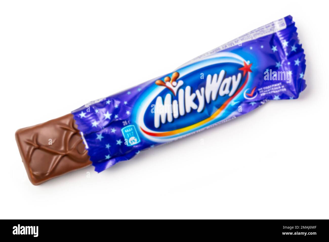 CHISINAU, MOLDOVA - Novemberr 14, 2015: Photo d'une barre de chocolat Milky Way sur fond blanc. Fabriqué par Mars, Incorporated .avec chemin de découpe Banque D'Images