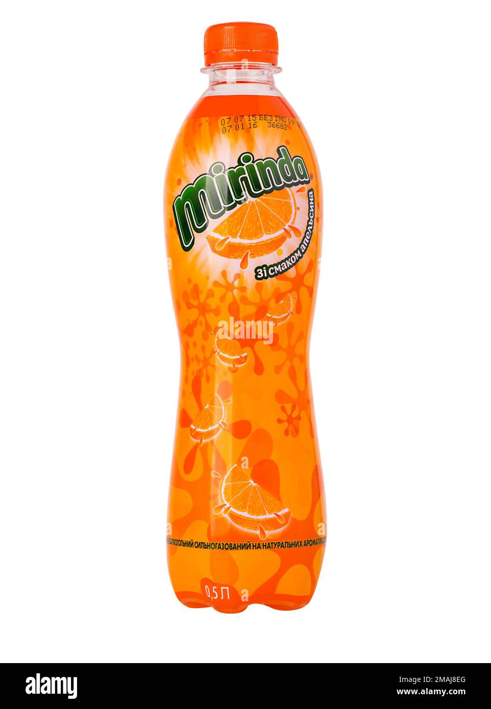 CHISINAU, MOLDAVIE- 27 janvier 2016,. Flacon en plastique Mirinda isolé sur fond blanc. Mirinda est une boisson gazeuse qui est produite et l'homme Banque D'Images
