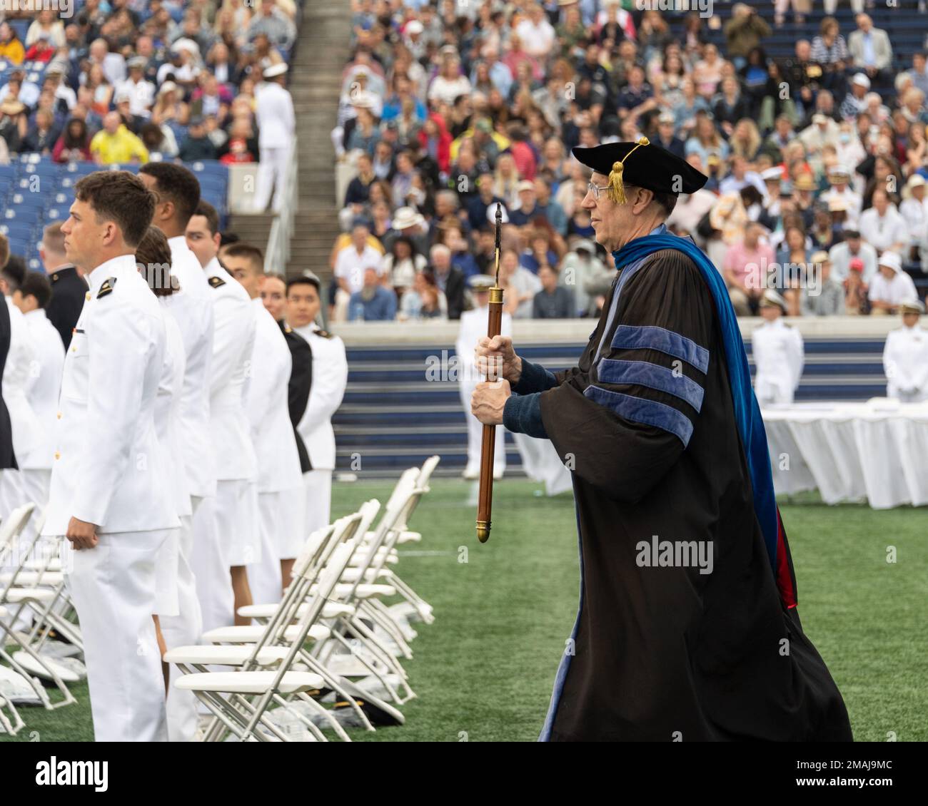 ANNAPOLIS, Maryland (2 mai 2022) Grand maréchal le professeur Graham cheek dirige le cortège universitaire aux États-Unis Cérémonie de remise des diplômes et de mise en service de la classe 2022 de la Marine Academy au stade commémoratif du corps des Marines de la Marine. Graham cheek porte la mace de l’Académie navale, symbole de l’autorité académique, puisqu’il dirige plus de 546 membres du corps professoral – éducateurs militaires et civils en uniforme – issus de cinq divisions et de 18 départements. États-Unis La classe de 2022 de la Marine Academy a obtenu l’obtention du diplôme de 1 100 sages-navires lors d’une cérémonie au cours de laquelle le président Joseph R. Biden Jr. A prononcé un discours de remise des diplômes en tant que conférencier invité. Banque D'Images