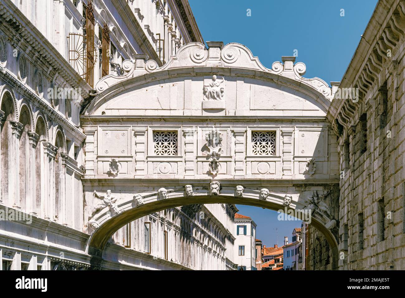 Le légendaire pont blanc des Soupirs, l'un des plus célèbres sites de Venise, en Italie. Banque D'Images