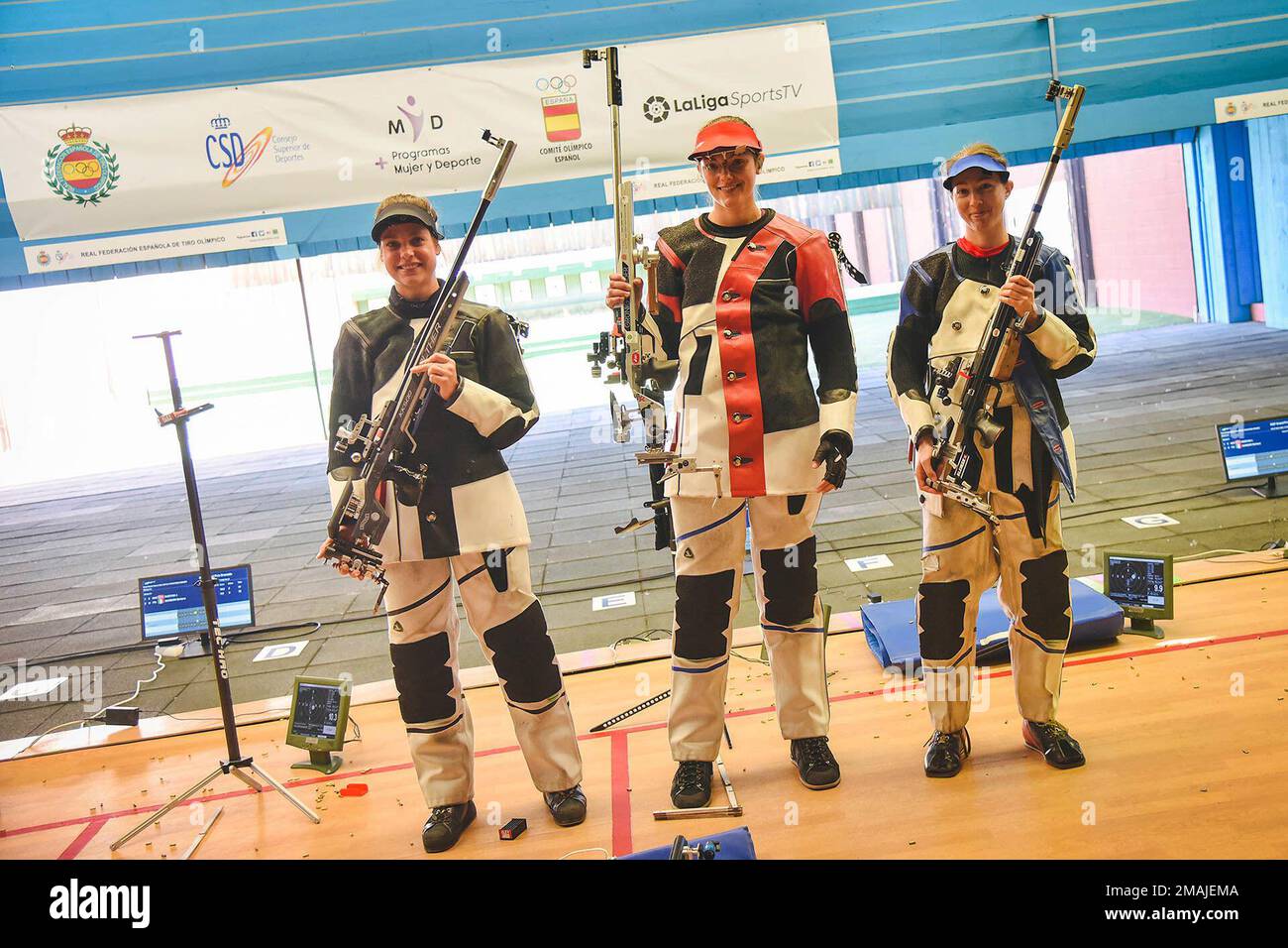 Sgt. Sagen Maddalena (à droite), originaire de Groveland, en Californie, qui est un instructeur de tir et d'art de la compétition aux États-Unis L’équipe internationale de tir de l’unité de tir militaire participe au match féminin Smallbore 50m du Grand Prix de la Fédération internationale des sports de tir à Grenade, en Espagne, en 18-30 mai 2022, où elle a remporté la médaille de bronze. Elle a également remporté la médaille de bronze en 10m Air Rifle Mixed Team et la médaille d'or en 50m Smallbore Mixed Team.(photo ISSF) Banque D'Images