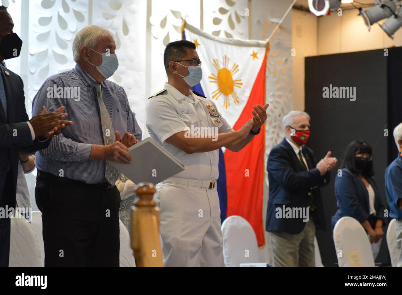 RADM Alan Reyes, commandant adjoint, Naval Supply Systems Command et maire Robert “Bobby” Dyer de Virginia Beach, applaudissent comme membres de service sont reconnus lors d'un dévoilement et d'un dévouement d'un marqueur historique de Virginie en hommage aux marins philippins aux États-Unis Bleu marine sur 28 mai 2022. L'événement s'est produit au Centre culturel philippin de Virginie à Virginia Beach, en Virginie. Banque D'Images