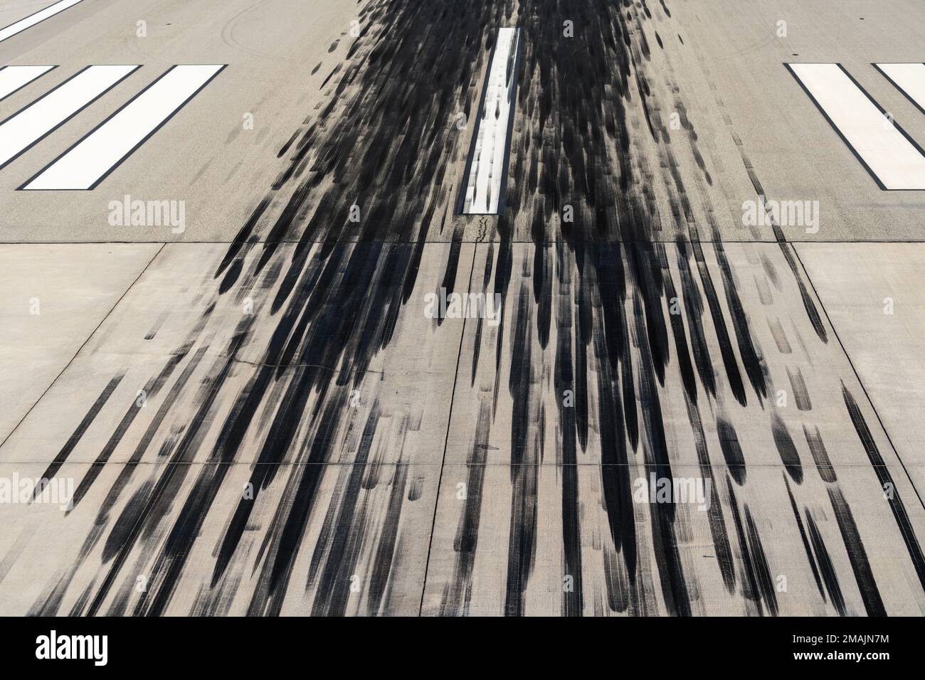 Point de vue des pilotes des marques de dérapage de la compagnie aérienne sur la piste de l'aéroport. Banque D'Images