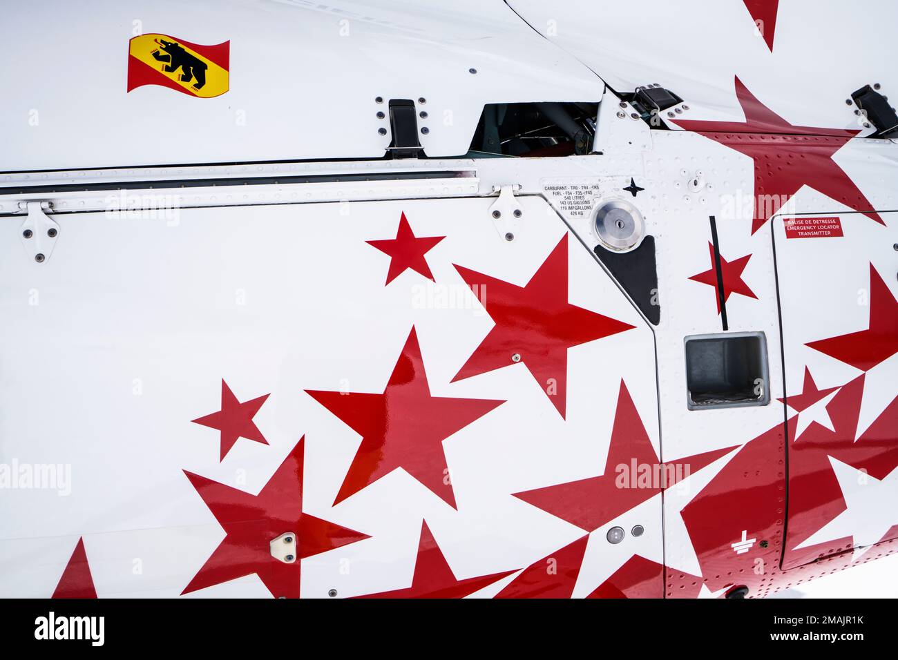 Hélicoptère suisse, vue latérale rapprochée avec étoiles rouges et blanches sur le châssis. Entrée de carburant, marchepied sur le châssis. Grindelwald, Suisse Banque D'Images