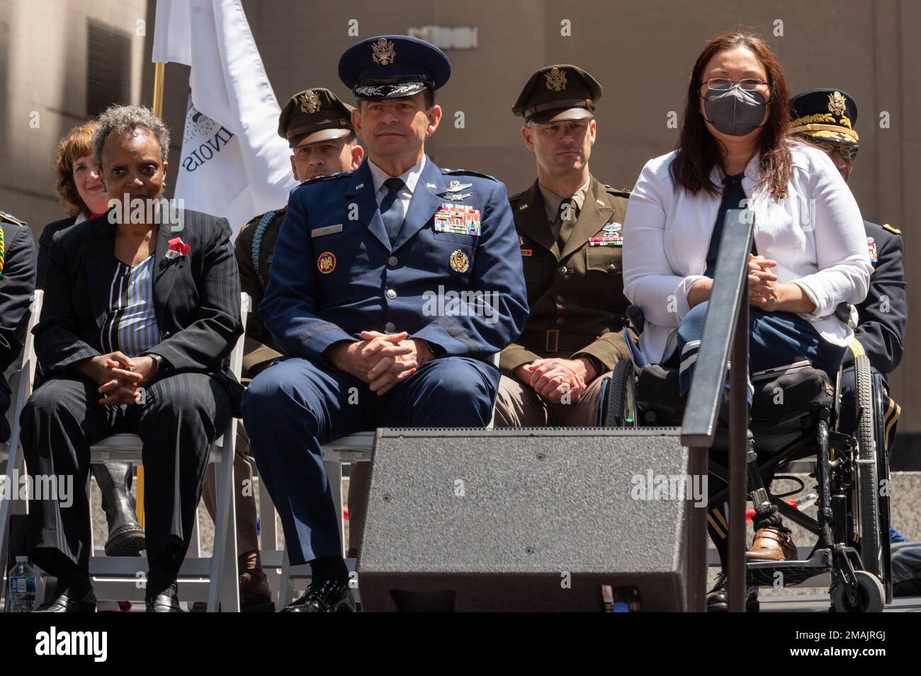 Le maire Lori Lightfoot, maire de Chicago, à gauche, États-Unis Le lieutenant général de la Force aérienne Michael Loh, directeur de la Garde nationale aérienne, et les États-Unis Le sénateur Tammy Duckworth, de l'Illinois, était présent aux adresses de la cérémonie de pose de couronne du jour du souvenir, sur la place Daley, à Chicago, dans l'Illinois, au 29 mai 2022. Lightfoot, Loh et Duckworth ont tous parlé à la cérémonie pour honorer la mémoire et le sacrifice des membres du service aux États-Unis Forces armées. Banque D'Images