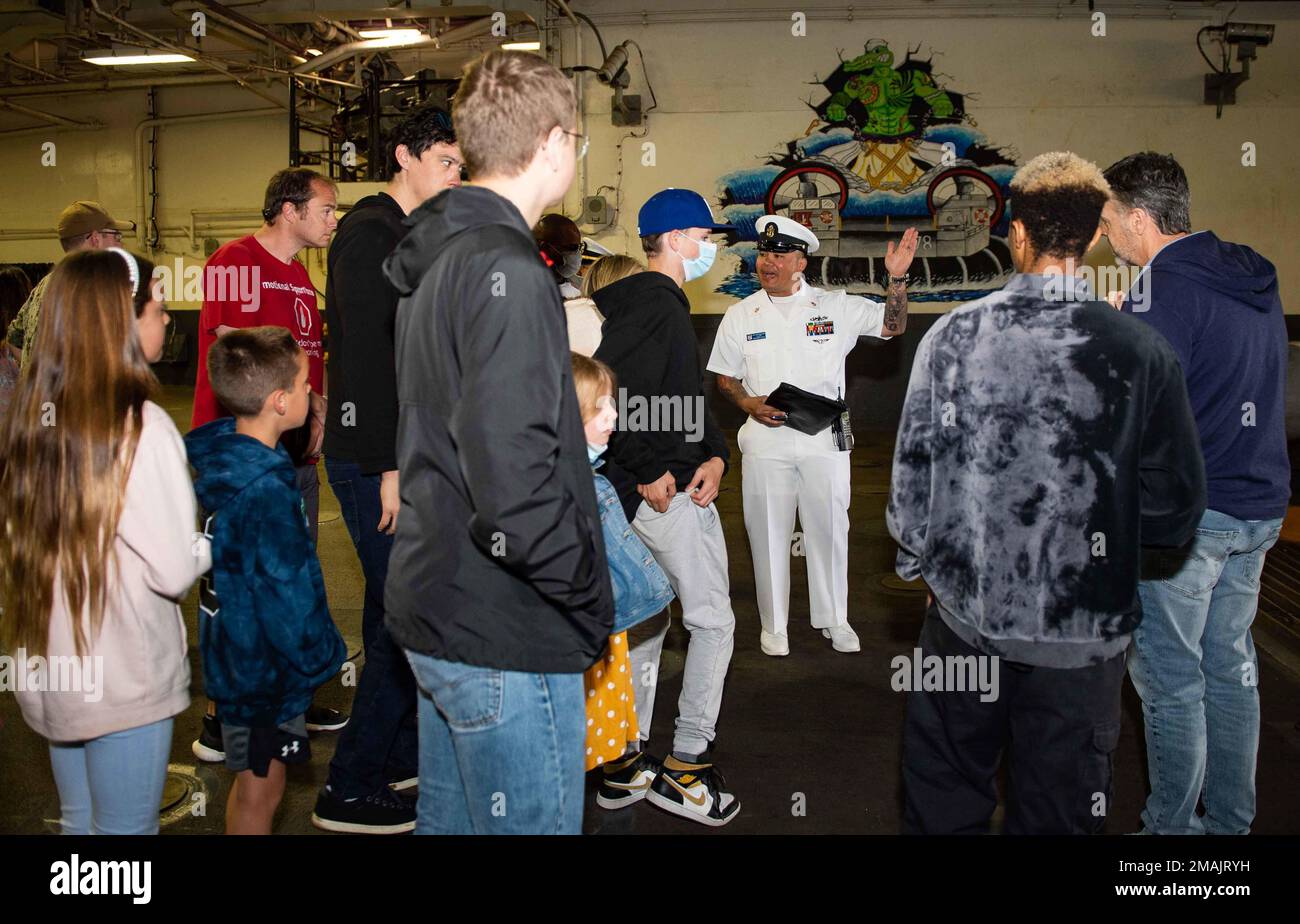 ACE Rheaume, spécialiste en chef des communications de masse À LOS ANGELES (28 mai 2022), fait une tournée de navires dans la salle des écrivains de la série télévisée "NCIS: Hawaii" et leurs familles à bord du navire d'assaut amphibie USS Essex (LHD 2) pendant la semaine de la flotte de Los Angeles, 28 mai 2022. La semaine de la flotte de Los Angeles est l'occasion pour le public américain de rencontrer leurs équipes de la Marine, du corps des Marines et de la Garde côtière et de découvrir les services maritimes de l'Amérique. Au cours de la semaine de la flotte, les membres du service participent à divers événements de service communautaire, présentent des capacités et de l'équipement à la communauté et apprécient l'hospitalité de Los Angeles et de ses Banque D'Images