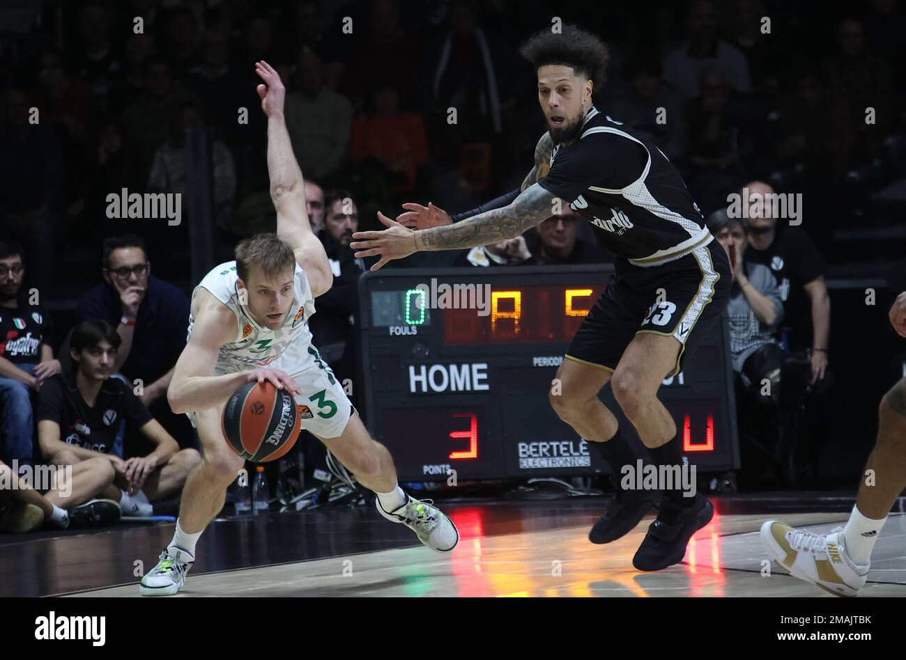 Nate Wolters (Panathinaikos Athènes) 1thwarted par Daniel Hackett (Segafredo Virtus Bologna) pendant le match de championnat de basket-ball de l'Euroligue Segafredo Virtus Bologna vs. Panathinaikos Athènes - Bologne, 19 janvier 2023 à Segafredo Arena crédit: Live Media Publishing Group/Alay Live News Banque D'Images