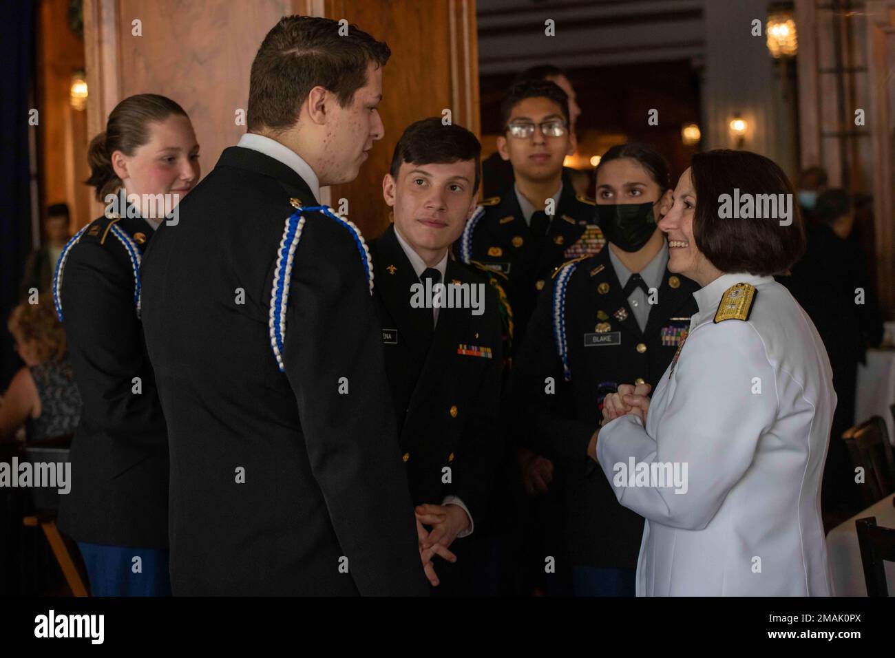 220528-N-PW480-0412 CHICAGO (28 mai 2022) Commandant du Commandement de l’instruction du Service naval (CTNO) la sous-ministre des Forces maritimes Jennifer Couture parle avec les cadets du corps d’instruction des officiers de réserve juniors de la Marine de l’école secondaire Rickover (CPNJROTC) lors d’un petit-déjeuner familial en étoile d’or dans la salle Walnut du magasin Macy’s, 28 mai. Couture s'est joint au maire de Chicago, Lori Lightfoot, aux représentants du gouvernement américain et aux officiers supérieurs de l'armée pour commémorer le jour du souvenir et se souvenir des membres du service qui ont fait le sacrifice ultime pendant leur service aux États-Unis. La NSTC soutient l'entraînement aux accessions navales pour 98 % de Banque D'Images