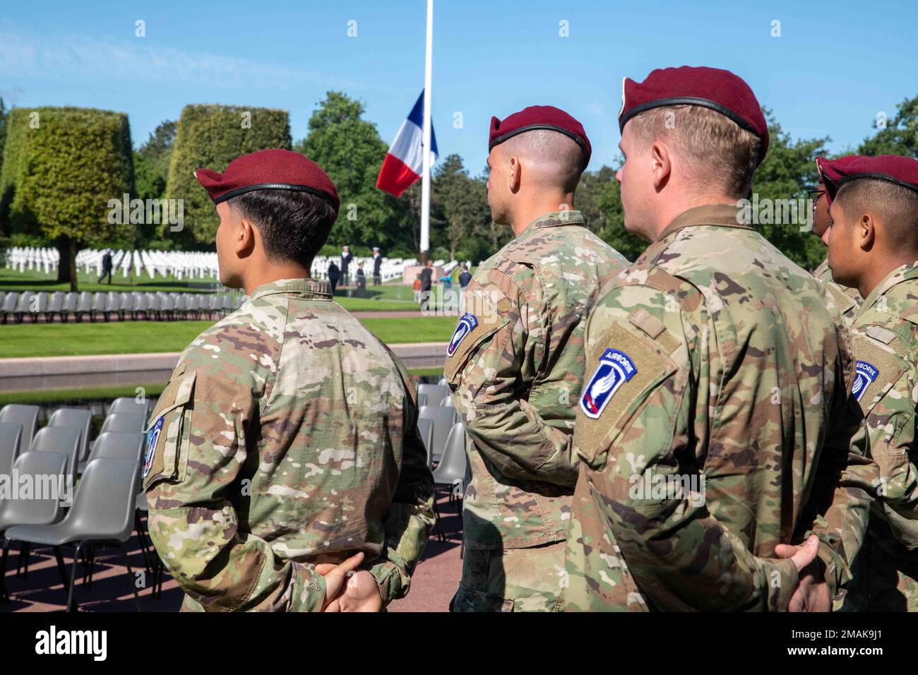 ÉTATS-UNIS Les parachutistes de l'armée avec la Brigade aéroportée de 173rd participent à une cérémonie en l'honneur des troupes américaines déchus dans l'opération Overlord ou le jour J au cimetière américain de Normandie à Coleville, en France, au 29 mai 2022. Sur 6 juin 1944, plus de 150 000 soldats des forces alliées ont pris d'assaut la plage de Normandie dans ce que l'on appelle la plus grande invasion maritime de l'histoire. Environ 4 000 soldats ont perdu la vie et la bataille a changé le cours de la Seconde Guerre mondiale. La Brigade aéroportée de 173rd est la U.S. La Force d'intervention d'urgence de l'armée en Europe, qui fournit des forces rapidement déployables à United St Banque D'Images