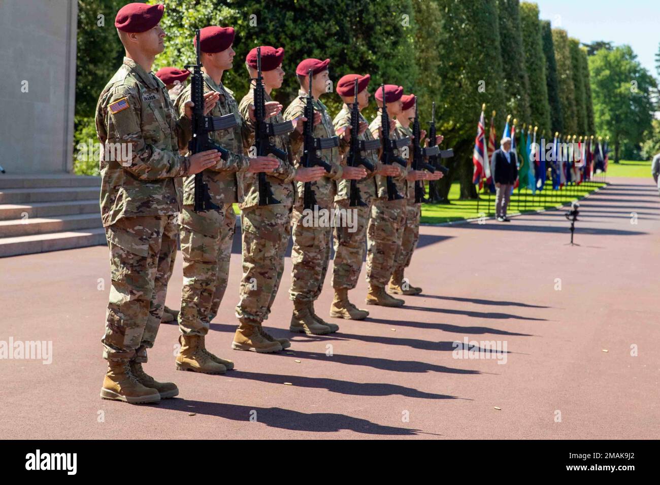 ÉTATS-UNIS Les parachutistes de l'armée avec la Brigade aéroportée de 173rd participent à une cérémonie en l'honneur des troupes américaines déchus dans l'opération Overlord ou le jour J au cimetière américain de Normandie à Coleville, en France, au 29 mai 2022. Sur 6 juin 1944, plus de 150 000 soldats des forces alliées ont pris d'assaut la plage de Normandie dans ce que l'on appelle la plus grande invasion maritime de l'histoire. Environ 4 000 soldats ont perdu la vie et la bataille a changé le cours de la Seconde Guerre mondiale. La Brigade aéroportée de 173rd est la U.S. La Force de réaction en cas d'urgence de l'armée en Europe, qui fournit des forces rapidement déployables aux États-Unis Banque D'Images