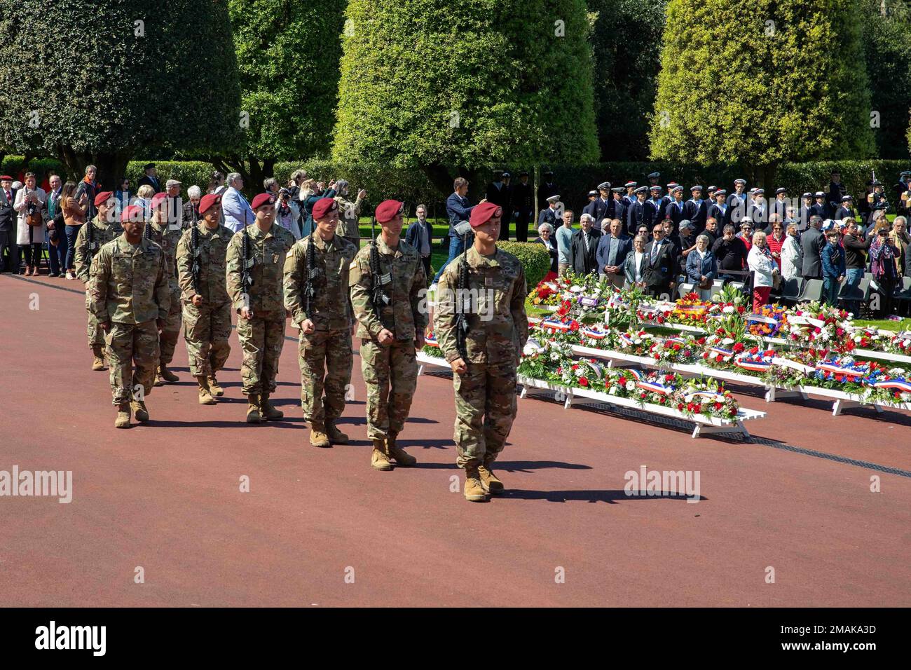 ÉTATS-UNIS Les parachutistes de l'armée avec la Brigade aéroportée de 173rd participent à une cérémonie en l'honneur des troupes américaines déchus dans l'opération Overlord ou le jour J au cimetière américain de Normandie à Coleville, en France, au 29 mai 2022. Sur 6 juin 1944, plus de 150 000 soldats des forces alliées ont pris d'assaut la plage de Normandie dans ce que l'on appelle la plus grande invasion maritime de l'histoire. Environ 4 000 soldats ont perdu la vie et la bataille a changé le cours de la Seconde Guerre mondiale. La Brigade aéroportée de 173rd est la U.S. La Force d'intervention d'urgence de l'armée en Europe, qui fournit des forces rapidement déployables à United St Banque D'Images