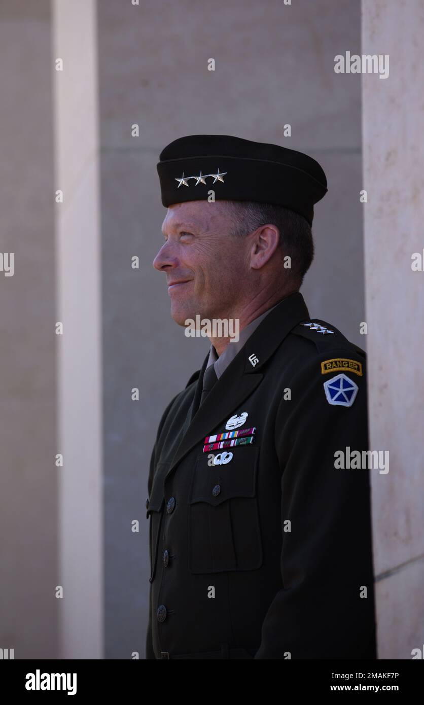 ÉTATS-UNIS Le général de l'armée John Kolasheski, commandant général du V  corps, se tient après une cérémonie du jour du souvenir au cimetière  américain de Normandie, en France, à 29 mai 2022.