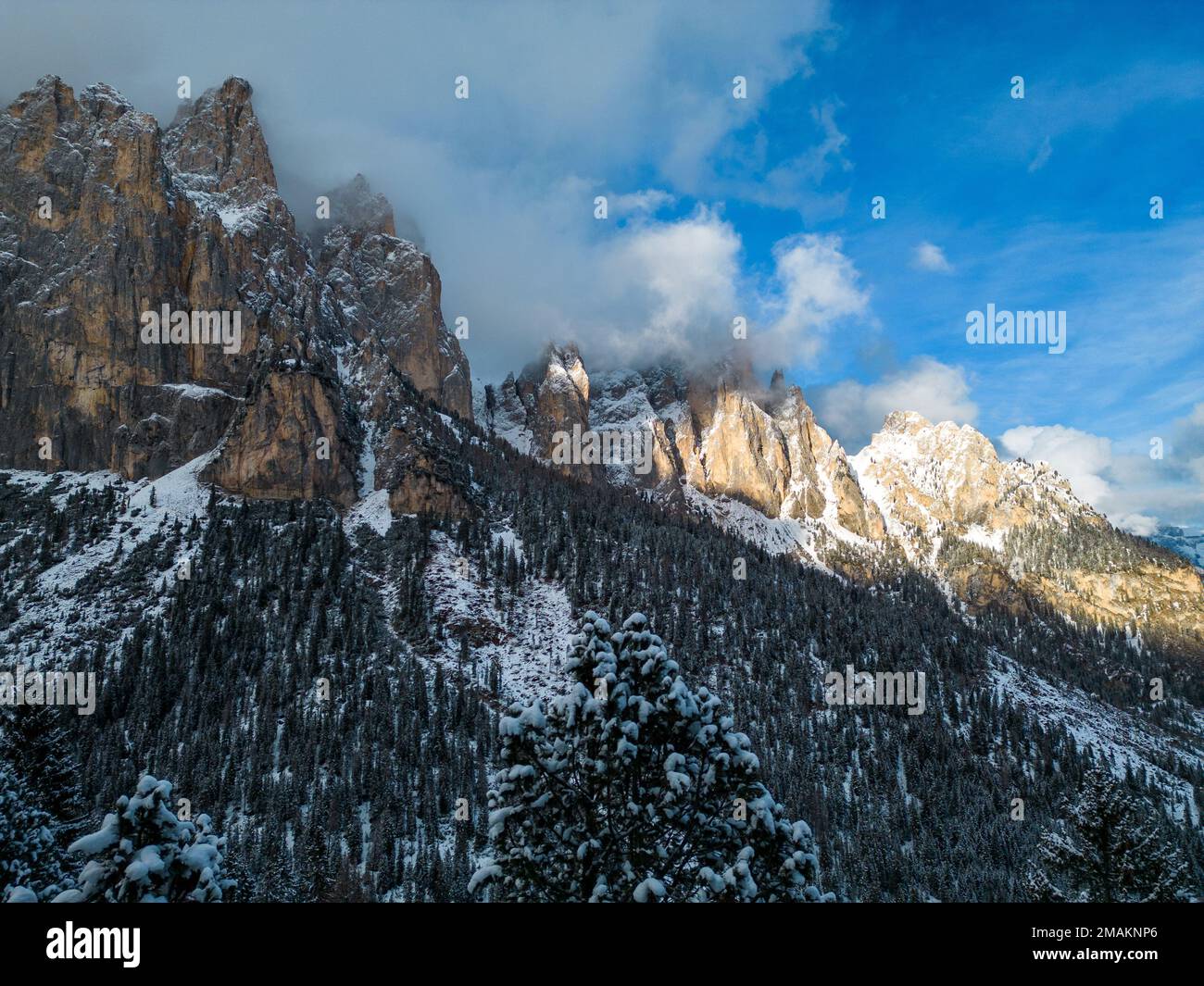 Un tir aérien de drone d'un spectaculaire coucher de soleil d'hiver au massif du Groupe Rosengarten (ou massif du jardin des roses), Vigo di Fassa, les Dolomites du nord de l'Italie Banque D'Images