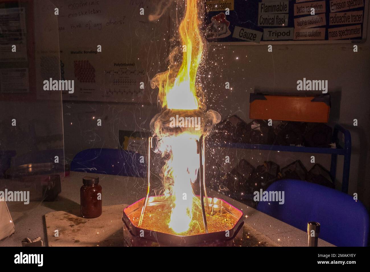 Une réaction thermoite (oxyde de fer (III) et poudre d'aluminium) dans une  école secondaire du Royaume-Uni (n° 2 de la séquence d'images 4) - voir les  notes pour plus de détails Photo