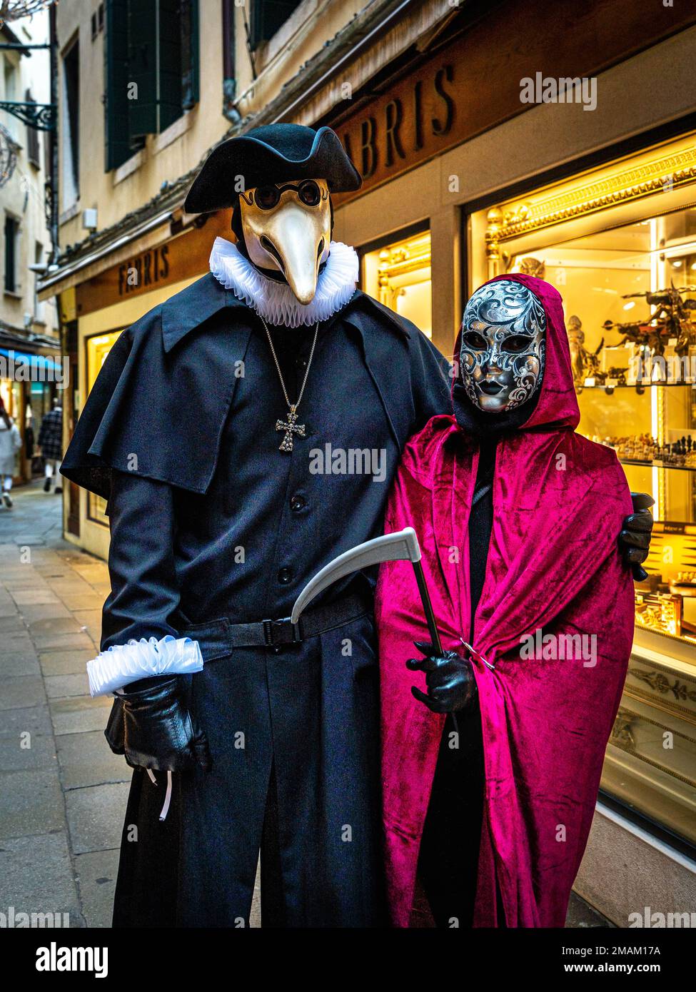 Couple D'âge Moyen Femme En Mauve Costume De Carnaval Homme En Poussettes  En Costume De Bottes Au Carnaval à Venise Italie Image stock éditorial -  Image du masque, amusement: 267557959