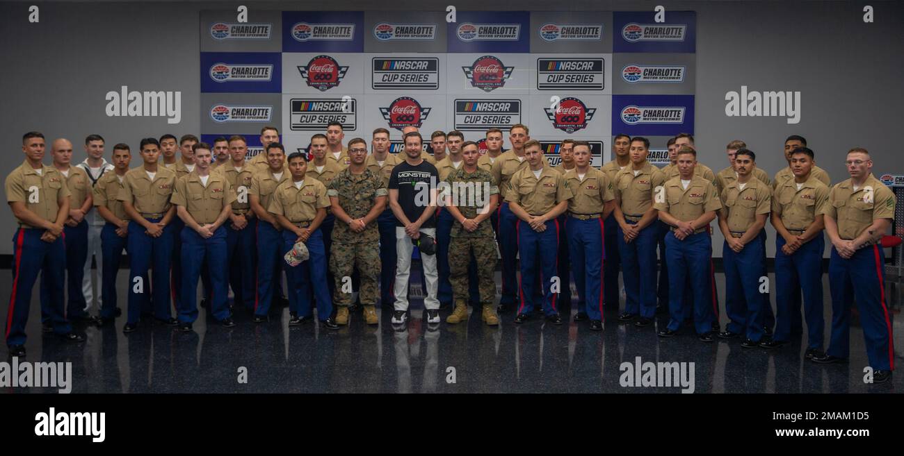 ÉTATS-UNIS Marines avec 2D Bataillon de reconnaissance léger d'armored, 2D Division marine, pose avec le pilote de NASCAR, Kurt Busch, pendant le Coca-Cola 600 au circuit automobile de Charlotte à Concord, Caroline du Nord, 29 mai 2022. La participation des Marines au Coca-Cola 600 a permis de démontrer au public les capacités uniques du corps des Marines dans le cadre d’un soutien de service conjoint à l’événement. Banque D'Images