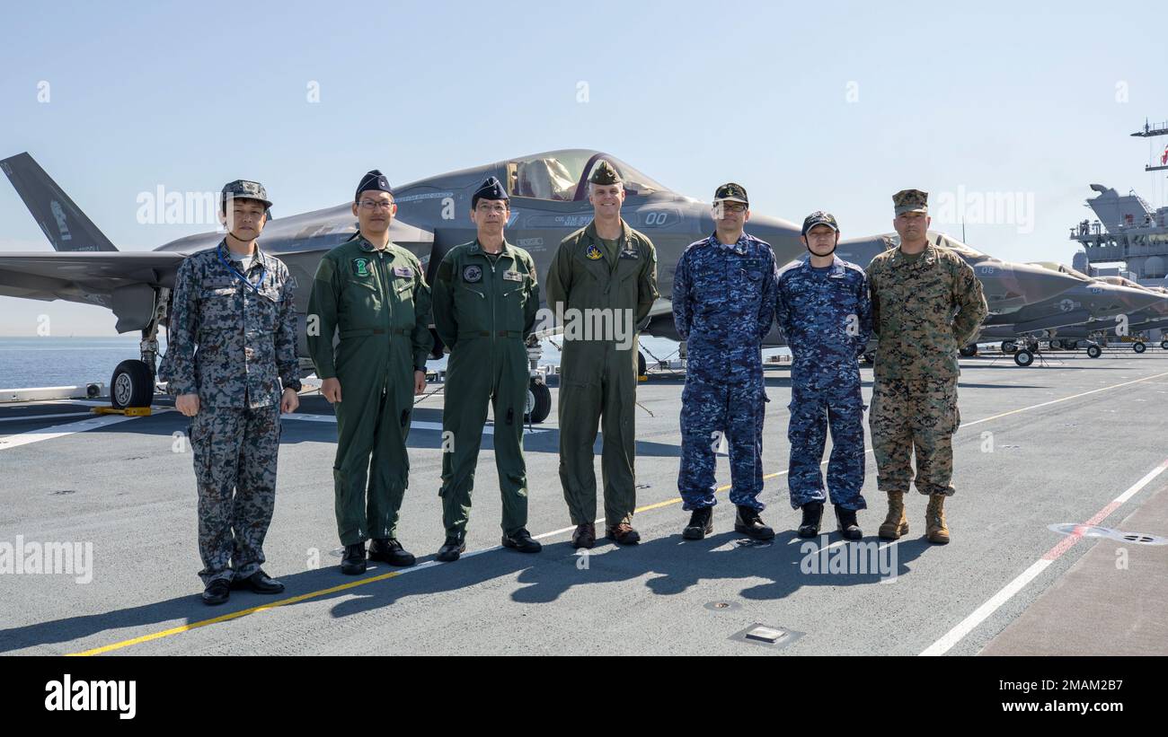 ÉTATS-UNIS Des officiers du corps maritime, de la Force aérienne d'autodéfense du Japon (JASDF) et de la Force maritime d'autodéfense du Japon (JMSDF) se tiennent pour une photo de groupe à bord du navire d'assaut amphibie USS Tripoli (LHA 7), alors qu'il était en cours, 29 mai 2022. Des officiers de la Force d'autodéfense du Japon de la JASDF et de la JMSDF ont observé les États-Unis Marines avec Marine Fighter Attack Squadron 121, effectuant des opérations de porte-foudre à l'appui d'une Indo-Pacific libre et ouverte. Banque D'Images