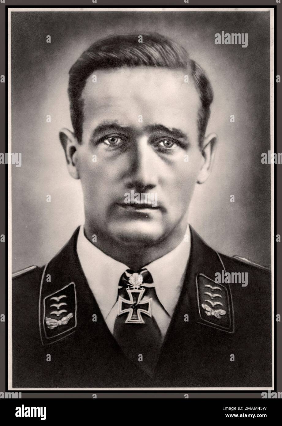 Gordon Gollob (16 juin 1912 - 7 septembre 1987) est un pilote de chasse nazi autrichien pendant la seconde Guerre mondiale As de chasse, il est crédité de 150 avions ennemis abattus dans plus de 340 missions de combat. Gollob a remporté la majorité de ses victoires sur le front de l'est, et six sur le front de l'Ouest. Gollob s'est porté volontaire pour le service militaire dans les forces armées autrichiennes en 1933. En mars 1938, à la suite de l'Anschluss, l'annexion de l'Autriche à l'Allemagne nazie, Gollob est transféré à la Luftwaffe. Banque D'Images