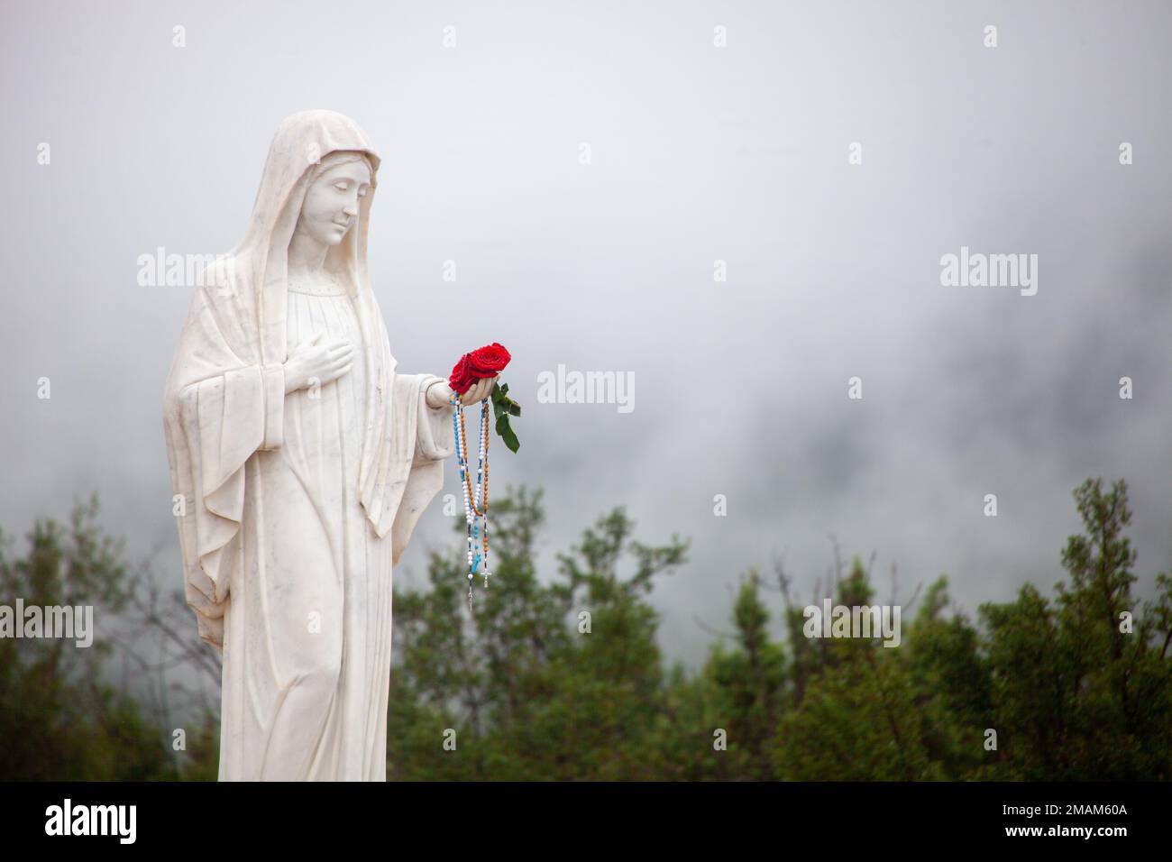 Statue de la Sainte Vierge Marie sur le mont Podbrdo, colline d'Appartion surplombant le village de Medjugorje en Bosnie-Herzégovine. Banque D'Images