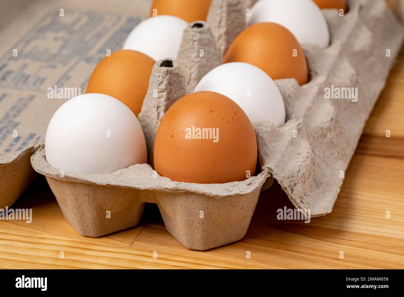 Œufs de poulet frais, bruns et blancs, en carton. Concept d'agriculture biologique, sans cage et avicole. Banque D'Images