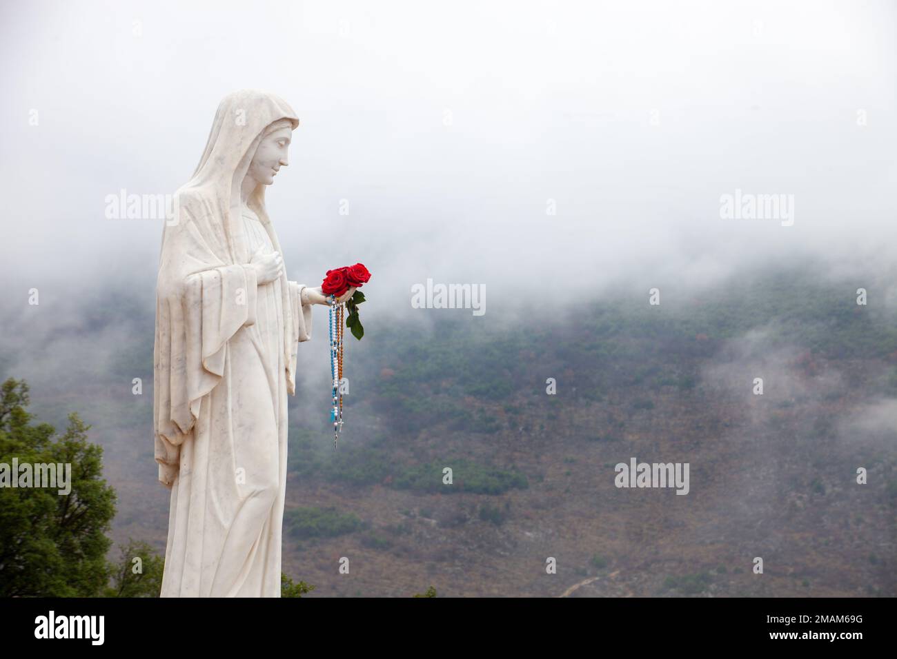 Statue de la Sainte Vierge Marie sur le mont Podbrdo, colline d'Appartion surplombant le village de Medjugorje en Bosnie-Herzégovine. Banque D'Images