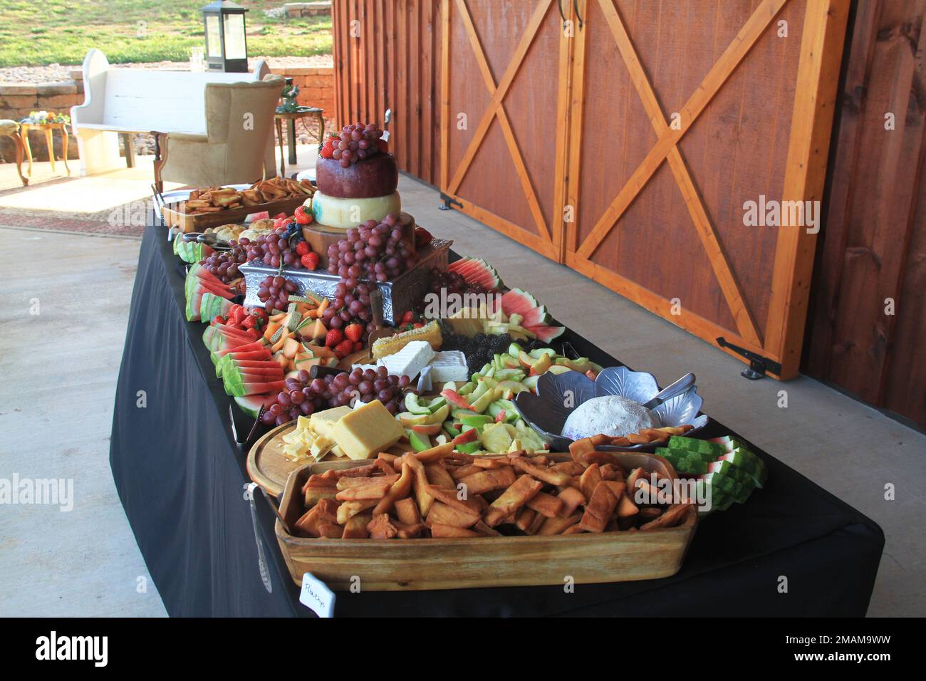 Assortiment de hors-d'œuvre sur une table extérieure lors d'un événement Banque D'Images