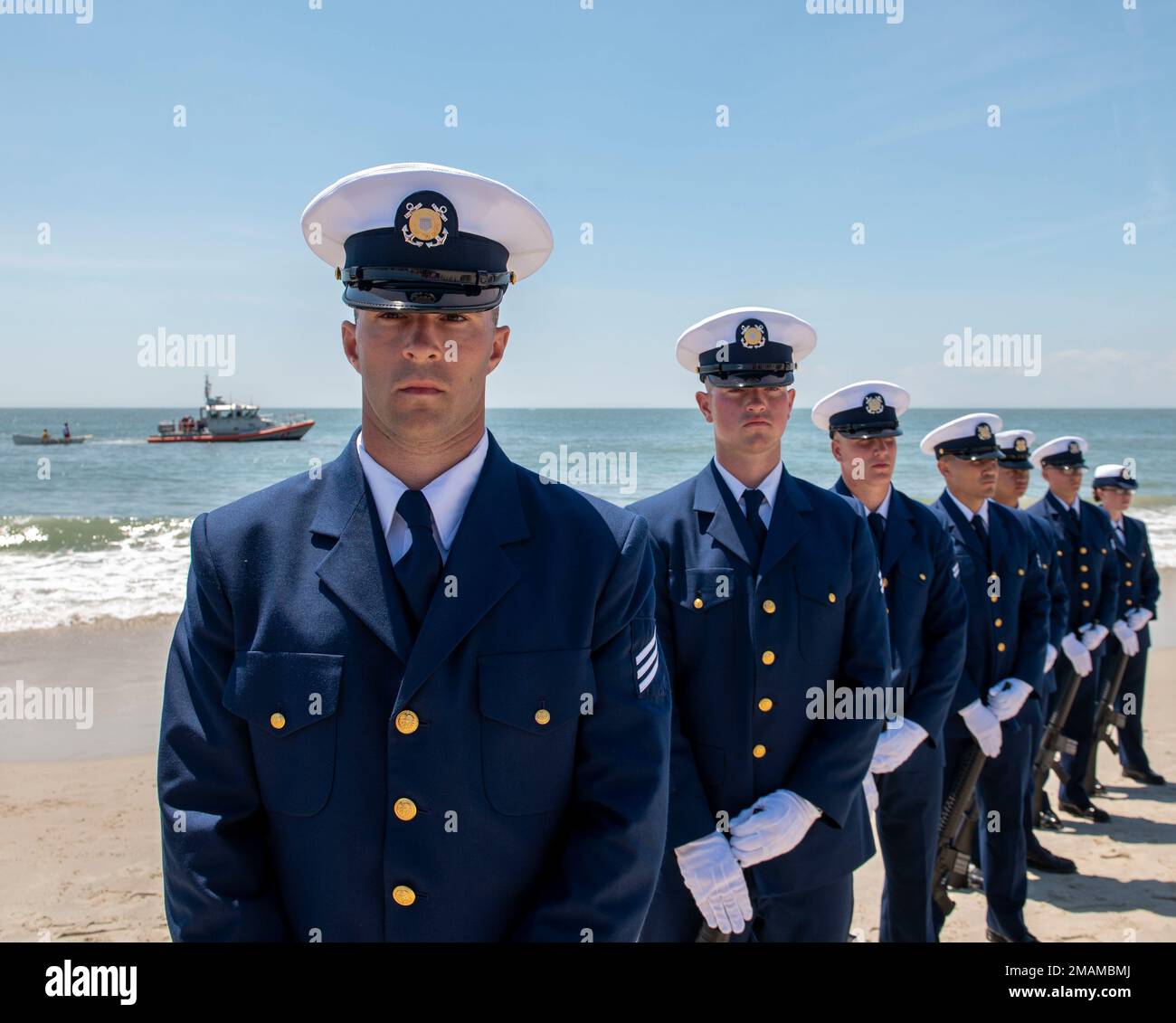 ÉTATS-UNIS Le personnel du Centre de formation de la Garde côtière Cape May soutient les États-Unis Lancement du bateau à fleurs du jour commémoratif de la Garde côtière auxiliaire à Cape May, New Jersey, 30 mai 2022. Ce jour du souvenir, l'ADM Karl Schultz, commandant de la Garde côtière, a appelé tous les membres de la Garde côtière à réfléchir au service et au sacrifice de tous les militaires américains morts dans l'exercice de leurs fonctions militaires, et rendre hommage à ces héros et rendre hommage aux membres de la famille qu'ils ont laissés derrière eux. Banque D'Images